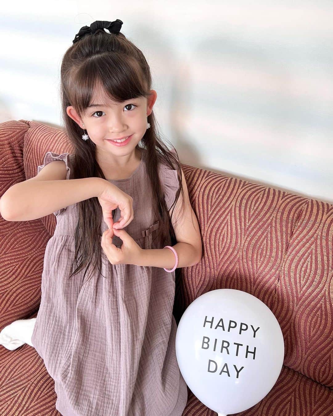 のインスタグラム：「🤍🤍🤍  6/2で8歳になりました〜  お誕生日は色々忙しくまだお祝いができていません💦  とりあえず写真だけ撮りました💡 8ポーズ🌷🌷🌷  最近頑張っている事はボイトレです〜本人も歌う事がすきみたいです〜  近々アップしますが 練習したい曲が決まりました💛  YOASOBI さんの「アイドル」 です〜すごく難しい曲ですが 頑張るそうです🎵  小学館の雑誌、ぷっちぐみの撮影も今年は頑張りますのでぜひチェックしてください👍  #yoasobi さん #アイドル  #お誕生日 #8歳 #2年生 #子役 #アレン明亜莉クレア」