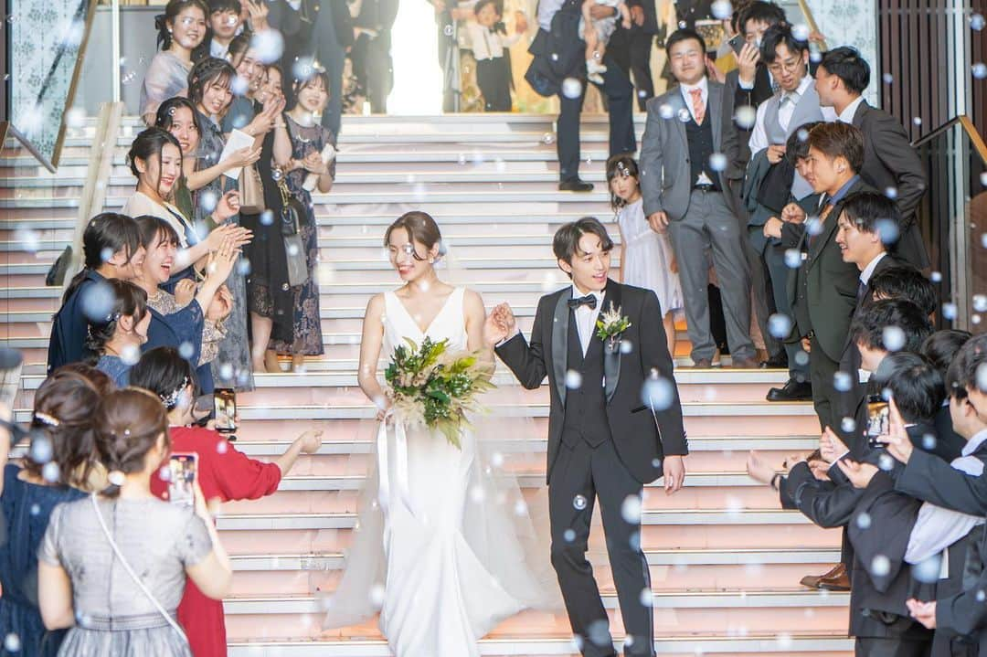 結婚式場 ヒルズスィーツ宇都宮ブリーズテラスさんのインスタグラム写真 - (結婚式場 ヒルズスィーツ宇都宮ブリーズテラスInstagram)「. 自然光溢れる大階段で叶う憧れの"フラワーシャワー" 『おめでとう！』 大切なゲストの皆様からの祝福が飛び交う幸せな時間＊ ご新郎ご新婦からもとびきりの笑顔が弾けます  目の前に大切なひとがいる、人生で1番嬉しい日を共に過ごすことができる、こんな幸せなことはありません。  結婚式という特別な日に 心からのありがとうを込めて... .  #ヒルズスィーツ宇都宮ブリーズテラス#ヒルズスィーツ宇都宮#Hillssweets#宇都宮結婚式場#栃木結婚式場#プレ花嫁#インターパーク結婚式場#ディアーズウエディング#dearswedding#ビアンカ花嫁#フィオーレビアンカ花嫁#ウエディングドレス#カラードレス#プレ花アカウント#2023プレ花嫁」6月5日 12時18分 - hillssweets_wedding