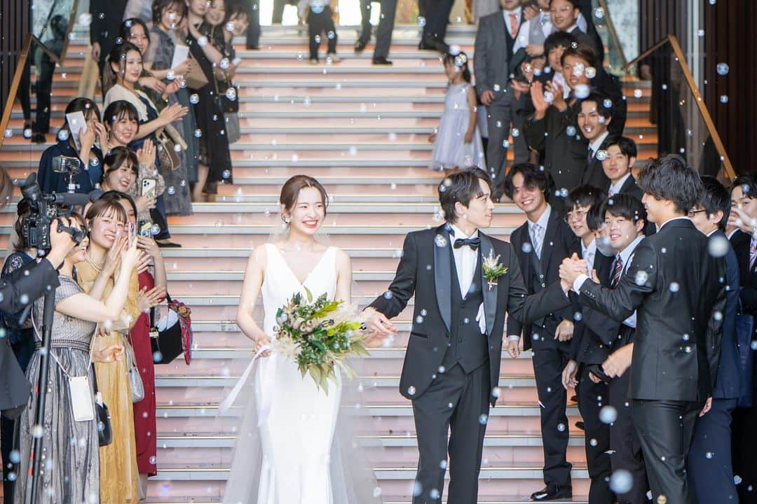 結婚式場 ヒルズスィーツ宇都宮ブリーズテラスさんのインスタグラム写真 - (結婚式場 ヒルズスィーツ宇都宮ブリーズテラスInstagram)「. 自然光溢れる大階段で叶う憧れの"フラワーシャワー" 『おめでとう！』 大切なゲストの皆様からの祝福が飛び交う幸せな時間＊ ご新郎ご新婦からもとびきりの笑顔が弾けます  目の前に大切なひとがいる、人生で1番嬉しい日を共に過ごすことができる、こんな幸せなことはありません。  結婚式という特別な日に 心からのありがとうを込めて... .  #ヒルズスィーツ宇都宮ブリーズテラス#ヒルズスィーツ宇都宮#Hillssweets#宇都宮結婚式場#栃木結婚式場#プレ花嫁#インターパーク結婚式場#ディアーズウエディング#dearswedding#ビアンカ花嫁#フィオーレビアンカ花嫁#ウエディングドレス#カラードレス#プレ花アカウント#2023プレ花嫁」6月5日 12時18分 - hillssweets_wedding