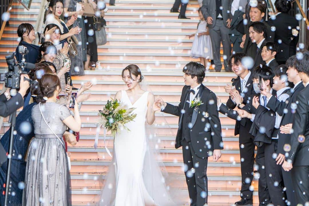 結婚式場 ヒルズスィーツ宇都宮ブリーズテラスさんのインスタグラム写真 - (結婚式場 ヒルズスィーツ宇都宮ブリーズテラスInstagram)「. 自然光溢れる大階段で叶う憧れの"フラワーシャワー" 『おめでとう！』 大切なゲストの皆様からの祝福が飛び交う幸せな時間＊ ご新郎ご新婦からもとびきりの笑顔が弾けます  目の前に大切なひとがいる、人生で1番嬉しい日を共に過ごすことができる、こんな幸せなことはありません。  結婚式という特別な日に 心からのありがとうを込めて... .  #ヒルズスィーツ宇都宮ブリーズテラス#ヒルズスィーツ宇都宮#Hillssweets#宇都宮結婚式場#栃木結婚式場#プレ花嫁#インターパーク結婚式場#ディアーズウエディング#dearswedding#ビアンカ花嫁#フィオーレビアンカ花嫁#ウエディングドレス#カラードレス#プレ花アカウント#2023プレ花嫁」6月5日 12時18分 - hillssweets_wedding