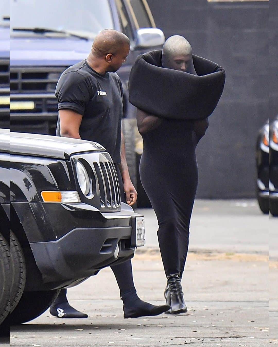 Just Jaredさんのインスタグラム写真 - (Just JaredInstagram)「Kanye West's wife Bianca Censori wore a unique, full nylon material dress while heading to a Sunday church service in LA #KanyeWest #BiancaCensori Photos: Backgrid」6月5日 12時18分 - justjared