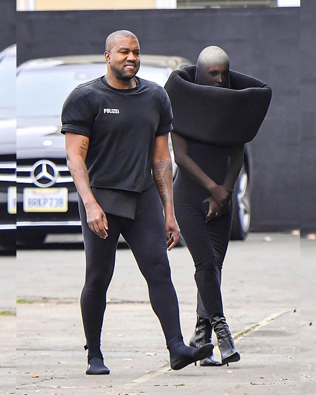 Just Jaredさんのインスタグラム写真 - (Just JaredInstagram)「Kanye West's wife Bianca Censori wore a unique, full nylon material dress while heading to a Sunday church service in LA #KanyeWest #BiancaCensori Photos: Backgrid」6月5日 12時18分 - justjared