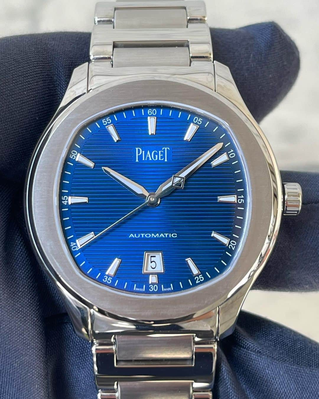 NAKANIWA WISPさんのインスタグラム写真 - (NAKANIWA WISPInstagram)「PIAGET  ■DATA PIAGET POLO Ref.G0A41002 定価1,900,800円（税込）  素材：ステンレススチール製ケース。 文字盤：スーパールミノバ加工されたインデックスを配した文字盤。 サファイアクリスタルケースバック。 1110Pピアジェ自社製自動巻ムーブメント、秒・日付表示。  ■お問い合わせ NAKANIWA WATCH 〒542-0081 大阪市中央区南船場4-10-3 TEL:06-6251-7573 Mail: info@nakaniwa.co.jp LINE ID: @910caqbg  #nakaniwawatch #nakaniwa #Japanwatch #fromJapan #PIAGET #ピアジェ #ポロ #POLO #PIAGETPOLO #南船場 #南船場4 #ラグスポ #心斎橋 #G0A41002」6月5日 12時19分 - nakaniwawatch