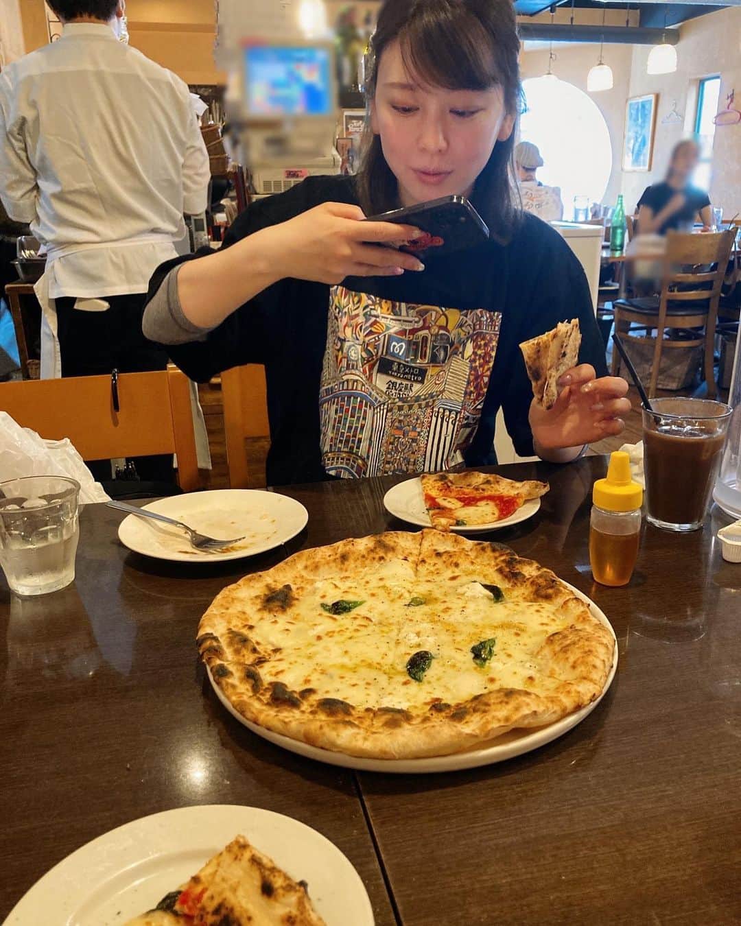 のインスタグラム：「...🍕🍝 . . . ずっと行きたかった ピッツァランチ 大好きな、たみさん誘ったら 来てくださった❤️ 大衆イタリア食堂 アレグロ天満店へ ランチ遅めまでやってるから ありがたい . クアトロフォルマッジ最強です ティラミスまで食べました カラオケも行きました 爆食いした後の お願いマッスル最高でした🤣 あの曲聴いたら鍛えたくなるのは何故だろう ほんで夜ご飯はたみさんが冷やし中華作ってくださり ご馳走になりました☺️❤️ . 楽しかった！ . . 【大衆イタリア食堂 アレグロ天満店】 📍〒530-0035 大阪府大阪市北区同心２丁目５−20-1F 森下ビル  🚃ＪＲ大阪環状線「天満」駅徒歩8分　 地下鉄堺筋線「扇町」駅4番出口徒歩8分 扇町駅から304m  🕛 [LUNCH] 11:30～15:00(L.O)15:30閉店 [DINNER] 17:30～22:00(L.O)23:00閉店 定休日なし . #天満ランチ #天満グルメ #アレグロ天満 #ピザランチ」