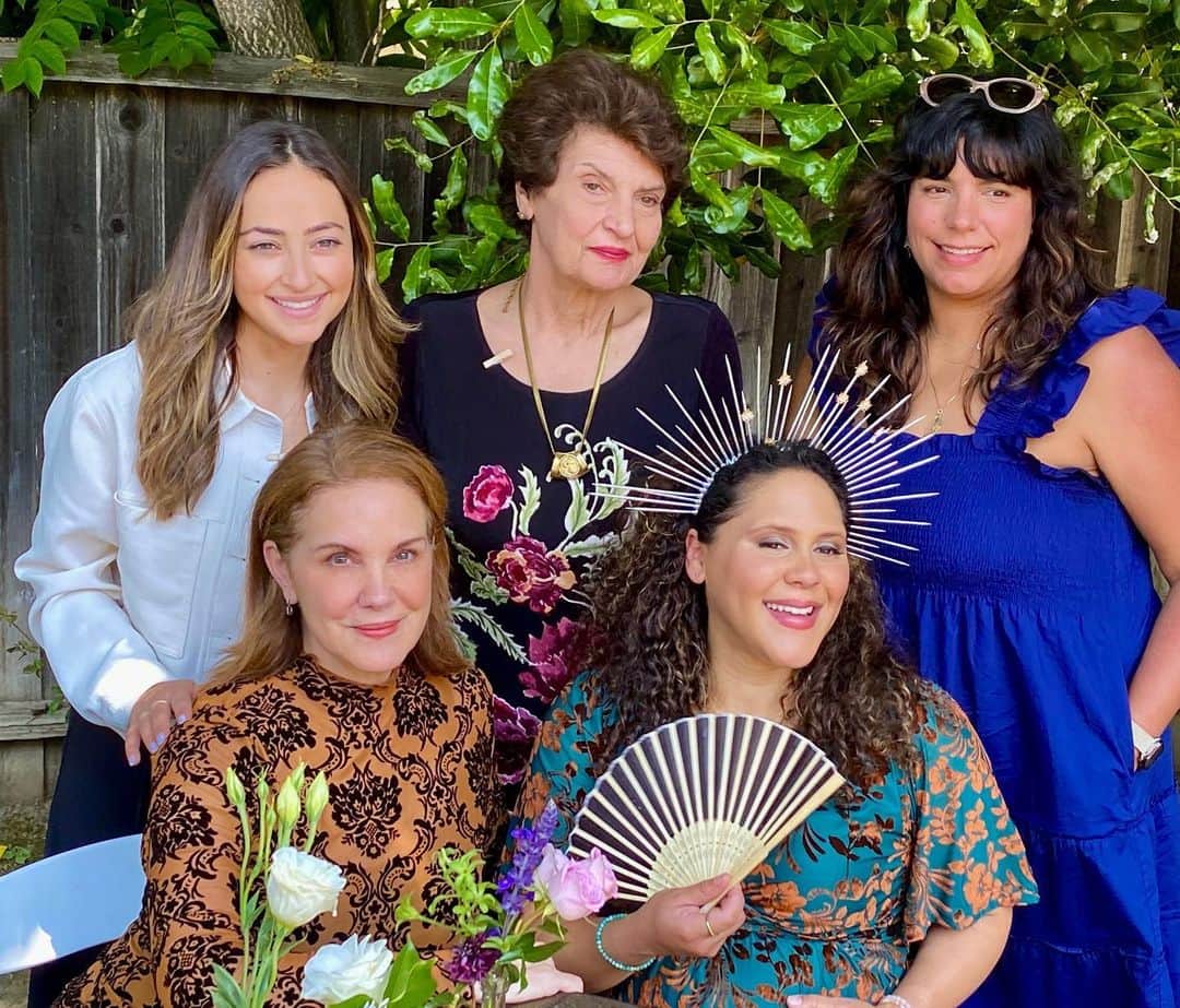エリザベス・パーキンスのインスタグラム：「Lovely to celebrate this incredible, soon to-be Mama Queen. I adore you @theashpop So glad we are family. 💕💕」