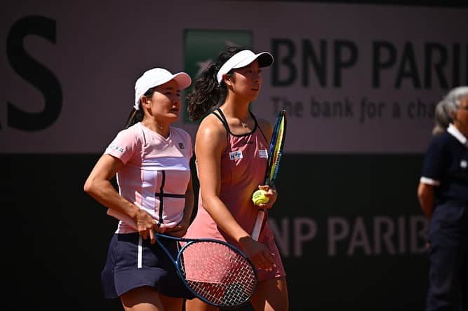 柴原瑛菜のインスタグラム：「Sadly a short time @rolandgarros this year but lots of lessons learned and can’t wait to keep building💪  Thank you to my partners @shuko.aoyama and @jacksonwithrow for fighting alongside me this week🔥  And thank you to everyone for always cheering me on and for all the support🙏💜  皆さんいつも応援ありがとうございます！これからも頑張ります💪💜」