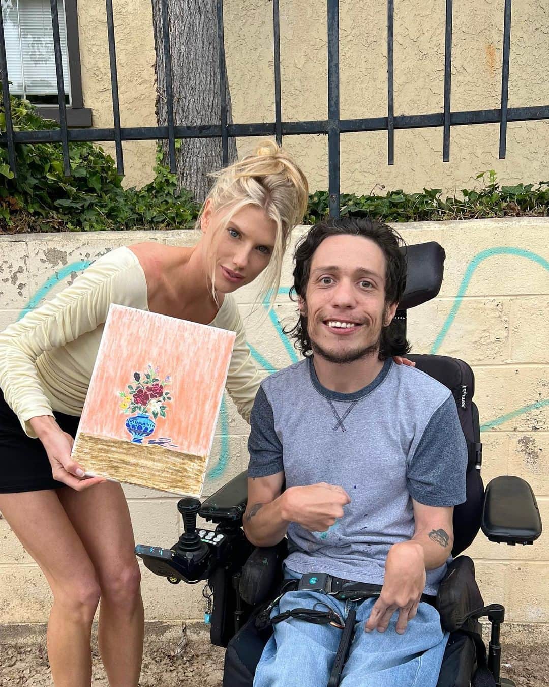 シャーロット・マッキニーのインスタグラム：「Got to pick up my painting today from the very talented @joe_eurell his work is insane go check him out 🍀」