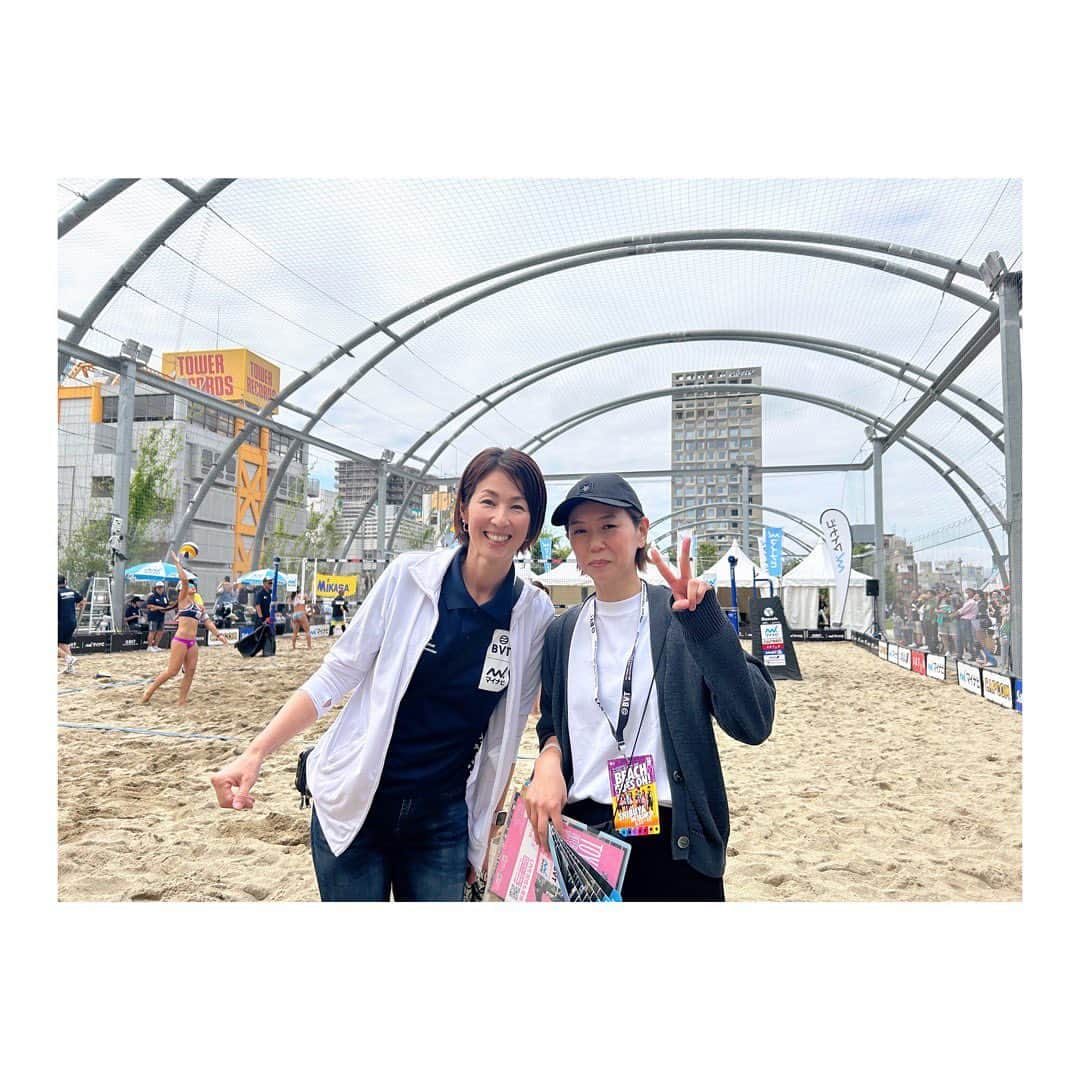 浦田聖子さんのインスタグラム写真 - (浦田聖子Instagram)「． さすが大都会東京渋谷！ 立ち見でも見れるスペースがあれば隙間なく埋まるほど。 ローカルルールで選手にはストレスがかかる条件もあったと思うけれど、ストリートビーチバレーという感じで見応えある試合でした✨ やっぱり大きさ関係なくお客さんで埋まる会場の雰囲気のパワーは凄い❤️‍🔥  初日の大雨を忘れるくらいのお天気と盛り上がりでしたが、初日女子2試合解説担当させていただきました！ 特に第一試合の選手ナイスファイト、雨でも現地応援の方ありがとうございました、また大雨の中徹夜で会場設営して下さったスタッフの方々の努力にも感謝です！  国内シーズンみんなで走っていきましょー！私も力になれるよう解説、日々精進です😎🏐  次は6/16〜18またまた初めての横浜赤レンガ大会、楽しみ♫応援よろしくお願いします🤝  #マイナビジャパンビーチバレーボールツアー #渋谷大会 #宮下パーク屋上  嬉しい応援、八王子実践の同期で同じキャプテンだった奥谷内知恵ちゃん🏐🙌」6月5日 11時05分 - satoko_urata