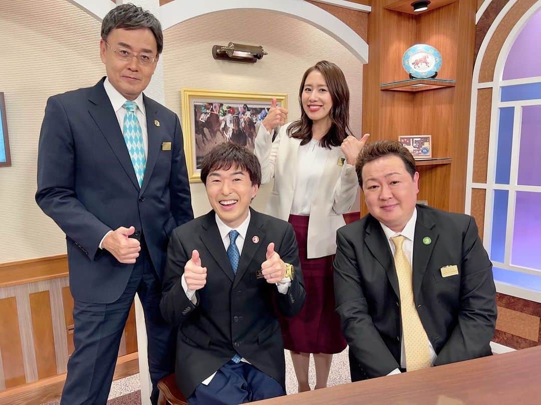 守永真彩のインスタグラム：「. . 安田記念は、ヴィクトリアマイルを勝ったソングラインが 見事安田記念で連覇を飾りました🏆✨強かった！！ 秋の活躍も楽しみですね☺️  当日は内馬場からレースを観戦しておりました！ 安田記念も多くのお客様がいらっしゃってて ソダシの応援で真っ白なお洋服を着てる方をよく見かけました🤍  ソングラインは辻コンシェルジュが本命にしており、ワイドと三連複を的中❗️ そして2着のセリフォスは古谷さんの本命馬で、馬連を的中❗️ お二人ともお見事でした☺️  ちなみに・・・秘書もセリフォス本命で三連複的中いたしました🎯 やったー😆✨✨  これで先週の日本ダービーに続き連勝♪髪を切ってから馬券の調子がとても良いです。笑  写真は先週のスタジオで📷✨ 棟広さん優しいし辻さん面白いし、和気藹々とした雰囲気でした😌🌸  ちなみに来週から夏服に変わりますー！！ お楽しみに😁  #競馬」