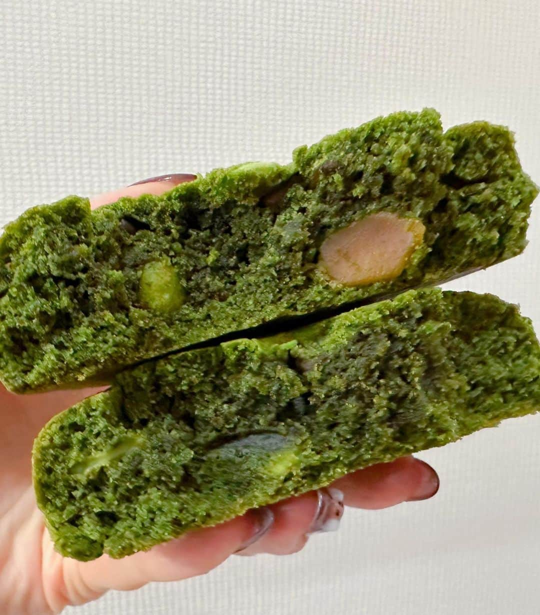 とぎもちさんのインスタグラム写真 - (とぎもちInstagram)「. 【弘大 🇰🇷 홍대】  弘大にある BELLA COOKIES（벨라쿠키）🍪  極厚豪華クッキー💕  ・抹茶マカダミア 濃い抹茶のクッキーに マカダミアとホワイトチョコ！！  人気メニューだけあって めっちゃ美味しい 💓  ・チョコマシュマロ 中にもちもちのびるマシュマロ入りで チョコクッキーがまた濃厚💕  1つ500円くらいするけど ボリュームやばいし買う価値あり！  #bellacookies #ベラクッキー #弘大 #ホンデ #韓国 #弘大クッキー #弘大スイーツ #ホンデスイーツ #韓国クッキー #クッキー #벨라쿠키 #홍대 #홍대맛집 #スモアクッキー #とぎもちbellacookies #とぎもちクッキー #とぎもちベラクッキー #とぎもち弘大」6月5日 10時59分 - togistagram