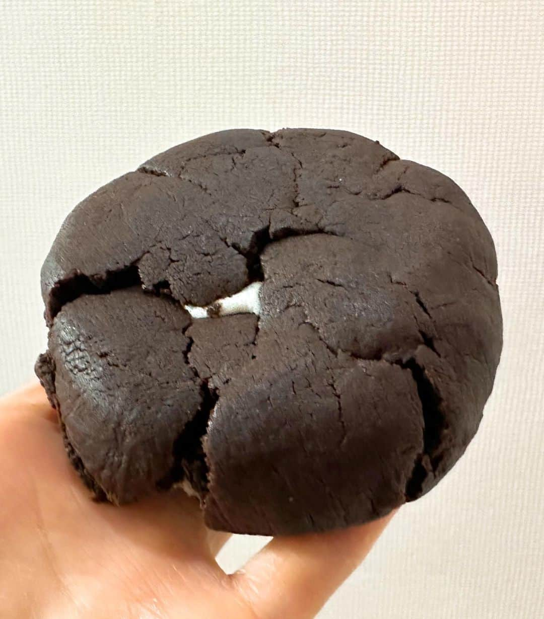 とぎもちさんのインスタグラム写真 - (とぎもちInstagram)「. 【弘大 🇰🇷 홍대】  弘大にある BELLA COOKIES（벨라쿠키）🍪  極厚豪華クッキー💕  ・抹茶マカダミア 濃い抹茶のクッキーに マカダミアとホワイトチョコ！！  人気メニューだけあって めっちゃ美味しい 💓  ・チョコマシュマロ 中にもちもちのびるマシュマロ入りで チョコクッキーがまた濃厚💕  1つ500円くらいするけど ボリュームやばいし買う価値あり！  #bellacookies #ベラクッキー #弘大 #ホンデ #韓国 #弘大クッキー #弘大スイーツ #ホンデスイーツ #韓国クッキー #クッキー #벨라쿠키 #홍대 #홍대맛집 #スモアクッキー #とぎもちbellacookies #とぎもちクッキー #とぎもちベラクッキー #とぎもち弘大」6月5日 10時59分 - togistagram