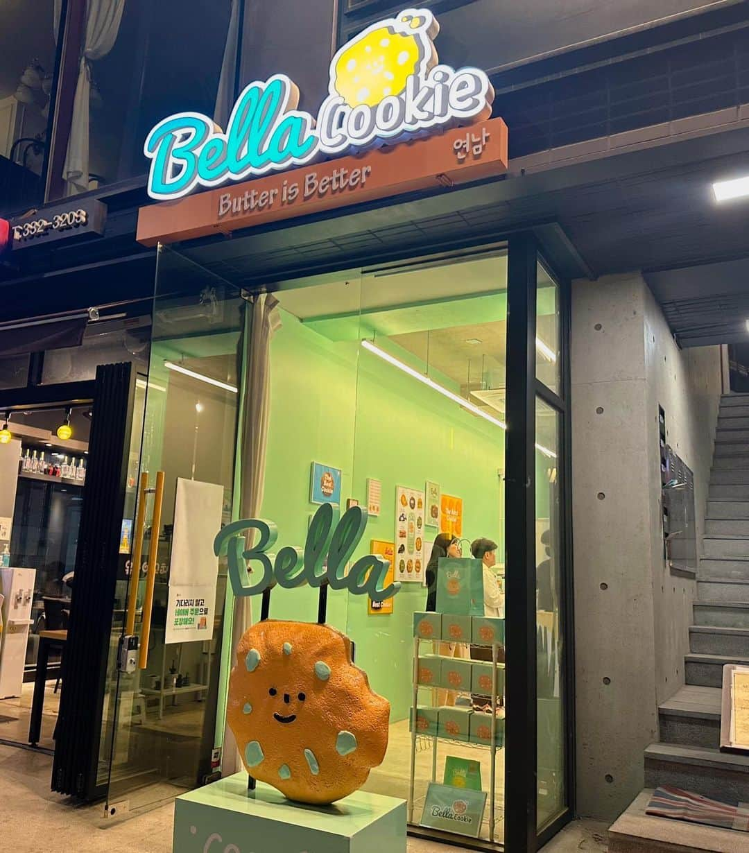 とぎもちさんのインスタグラム写真 - (とぎもちInstagram)「. 【弘大 🇰🇷 홍대】  弘大にある BELLA COOKIES（벨라쿠키）🍪  極厚豪華クッキー💕  ・抹茶マカダミア 濃い抹茶のクッキーに マカダミアとホワイトチョコ！！  人気メニューだけあって めっちゃ美味しい 💓  ・チョコマシュマロ 中にもちもちのびるマシュマロ入りで チョコクッキーがまた濃厚💕  1つ500円くらいするけど ボリュームやばいし買う価値あり！  #bellacookies #ベラクッキー #弘大 #ホンデ #韓国 #弘大クッキー #弘大スイーツ #ホンデスイーツ #韓国クッキー #クッキー #벨라쿠키 #홍대 #홍대맛집 #スモアクッキー #とぎもちbellacookies #とぎもちクッキー #とぎもちベラクッキー #とぎもち弘大」6月5日 10時59分 - togistagram