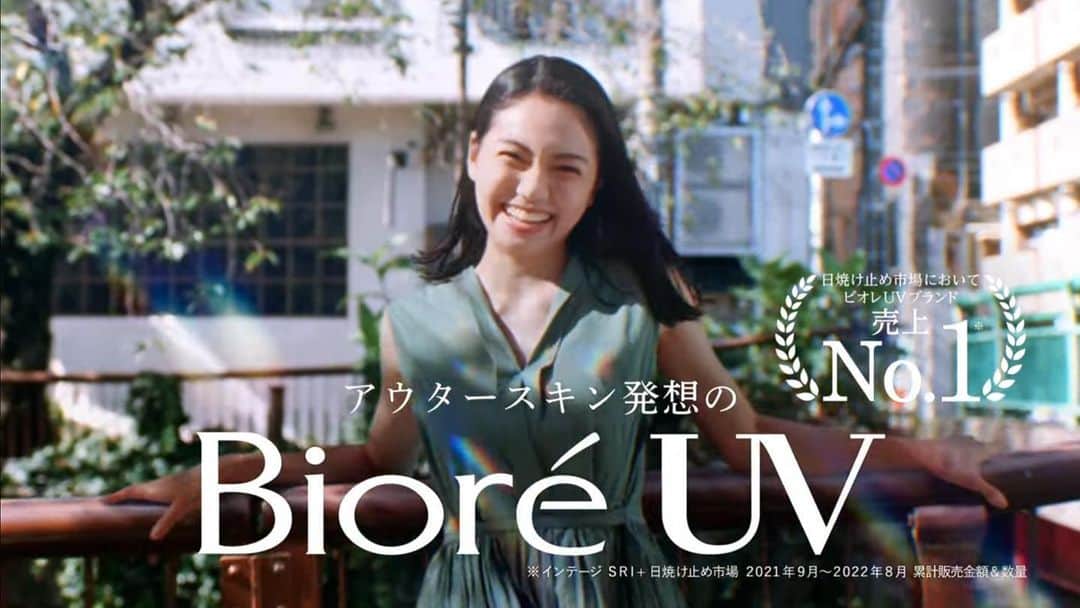 大根仁のインスタグラム：「ふみちゃんのビオレUVのCMラストカットが素晴らしい。１秒にも満たない尺の中にカメラワーク、照明、風、光、衣装、メイク、動き、表情、すべてがグルーヴしている完璧なショット。こういうのってCMでしか表現できないよなあ。途中の階段を駆け上がっていく足元のショットが前フリにもなっていて、よりラストショットが効いてくる。基本セット撮影で、自然光の目黒川へのロケという構成も美しい。」