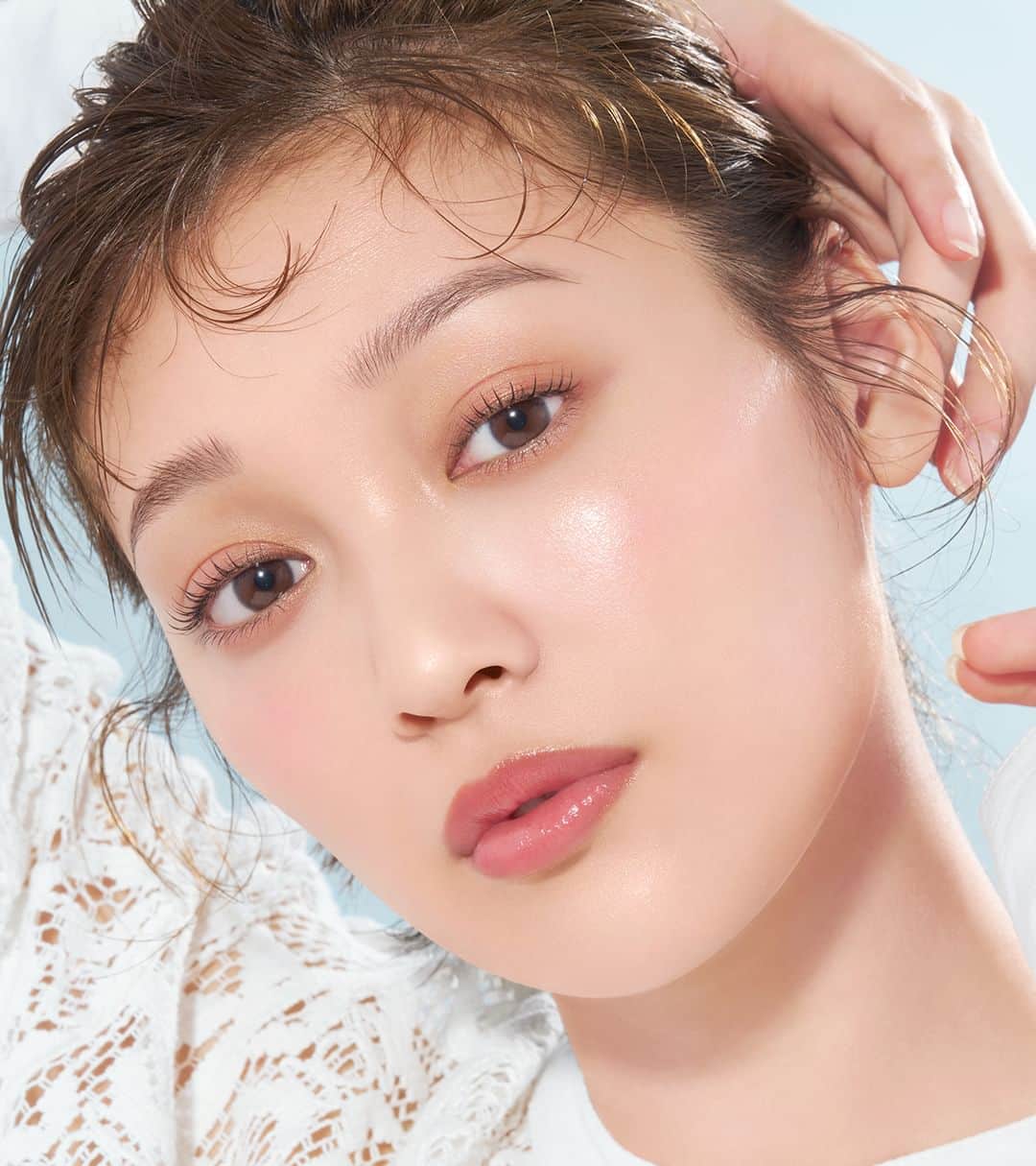 マキアージュのインスタグラム：「＼極上の濡れつや肌が美しい／ #湿感メイク ˚✧₊⁎  まずは毛穴レスな濡れつや肌に ベースを整えること☝️✨  大人かわいいカラーを 重ねたら いつもよりもちょっぴり 垢抜けた印象になれるかも！  ドラマティックな湿感メイクが 毎日のモチベーションを上げてくれますね🙌  是非、体感してみてください！  ⬛ドラマティック スキンセンサーベース NEO ＜化粧下地・美容液＞ ヌーディーベージュ / ラベンダー 各色￥2,970円（税込）  ⬛ドラマティックエッセンスリキッド ￥3,520(税込)  ⬛ ドラマティックチークカラー (パウダー)(クリーム) 各色 ￥1,980(税込)  ⬛ ドラマティックアイカラー  (パウダー) 各色 ￥990(税込)  ⬛ドラマティックリップカラー (グロッシー)/(マット) 各色 ￥990(税込)  ※価格は参考小売価格です （お店によって異なる場合があります。)  ----------------------------------------------   マキアージュ公式Instagramでは  新商品やメイクに関する様々な情報を  お届けしています！   気になった方はぜひ  @maquillage_jp のプロフィールから  checkしてみてください🫶  ----------------------------------------------  #マキアージュ #人気コスメ #ドラマティックスキンセンサーベースNEO #ドラマティックエッセンスリキッド #ドラマティックアイカラー #濡れつや肌 #毛穴レス #肌きれい #おすすめコスメ #うるおい #美容液 #垢抜けメイク #素肌 #透明感 #グリシルグリシン #ドラマティックアイカラー #ドラマティックリップカラー」