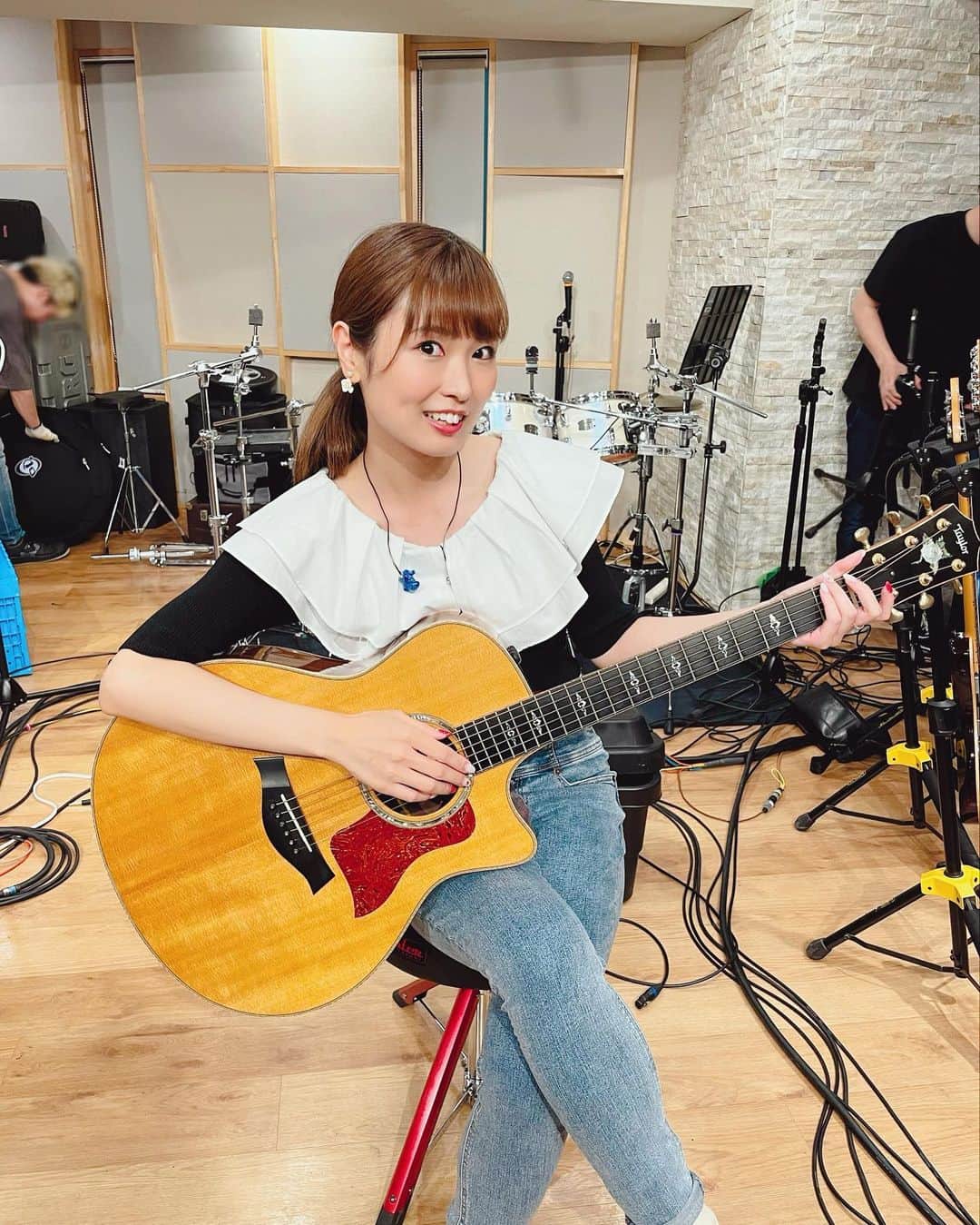 渕上舞のインスタグラム：「リハーサル始まりました！ 勘違いがあってはいけないので何度も言いますが、弾けません🎸  #これからもみんなのアイドル #渕上舞」