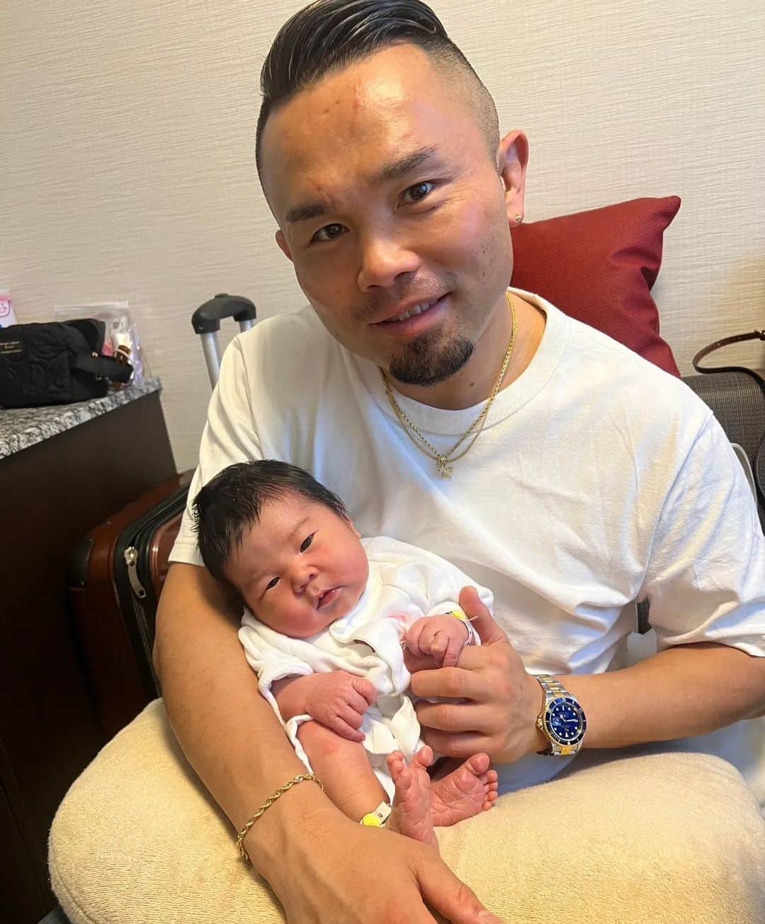 緑川創のインスタグラム：「ご報告。 6月2日、5時55分にパパになりました！  赤ちゃんでかかったので、大変でしたが無事に産まれてきてくれた😎  奥さん、めちゃくちゃ大変だったけど感謝しかないです。 ありがとうm(__)m お疲れ様。  ２人とも無事でなにより👍️  毛量多くて笑ったけどw  みんなが可愛いって言ってる意味がわかりました🤣  子供の事やお店の事でご連絡バタバタですみません😣💦  皆様、今後ともよろしくお願い致します。」