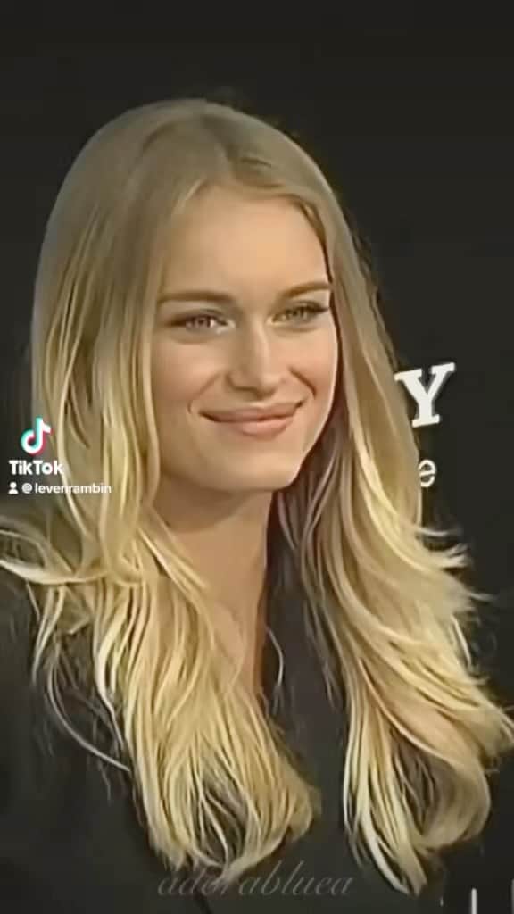 レヴェン・ランビンのインスタグラム：「Whos your favorite? I am missing Riley from #tscc 🤘🫶🏻💗」