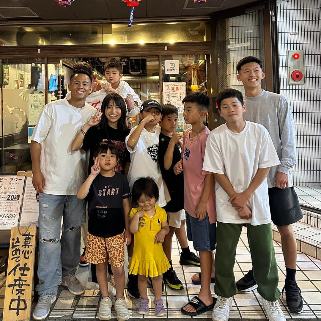 武居由樹さんのインスタグラム写真 - (武居由樹Instagram)「昨日はFamilyと！ ついこの前まで喋れなかった子が沢山お話しできるようになったり、背を抜かされそうになったり。 みんなの成長に負けないように、おれも成長します！ 沢山の大きなパワーもらったし7月25日に向けて今週も全力で生きます！！！ デニムはお気に入りのNEEDBYさん👖 #夢之力　#足立区　#竹ノ塚 #スガイのホルモン　#needbyheritage」6月5日 11時07分 - yoshikitakei712