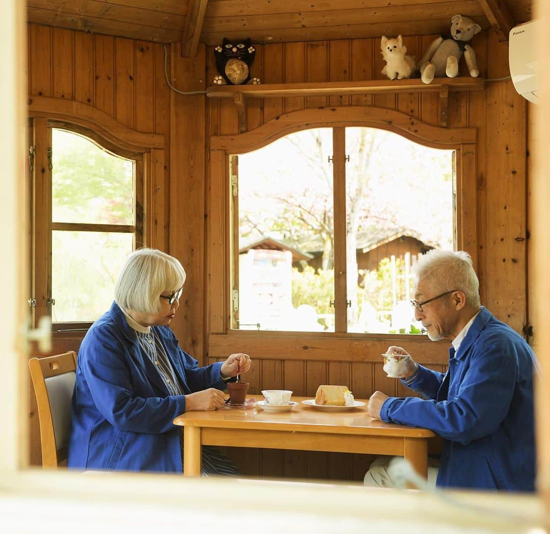 bon ponさんのインスタグラム写真 - (bon ponInstagram)「大人のためのプレミアムマガジン「Kappo 仙台闊歩」124号(2023年7月号)は本日発売です。 @kappo_sendai 私達の連載『bonとponの宮城ふたり遊び』の第28回目が掲載されています。 今回は、七北田ダム湖畔に広がる『泉ボタニカルガーデン』へ。青空のもと、心地よい日差しを浴びながら花満開の季節を楽しんできました。🌸🌼🌷🪻🌿🪴   泉ヶ岳の麓から定義山方面に向かう途中の岬に、1本の八重桜を植えたことからその歴史がはじまったという『泉ボタニカルガーデン』。開園から25年を迎えた今、約7haの広大な土地に1000種を超える花木があふれる植物園は、自然豊かな憩いの場として多くの市民に親しまれています。 園長の鎌田侑さんに園内を案内していただきました。撮影のために訪れたのは4月下旬。山野草と園芸植物が見事に調和した展望広場へと向かう道は、シャクナゲがボール状の大きな花房をつくり、ちょうど見頃を迎えていました。  芝生広場を抜けると、今度は七北田ダムに面した山肌を覆うヤマツツジが見えてくる。園内は自然の地形を生かしてつくられているためアップダウンがあり、いい運動になりました。岬へと向かう小道のエリアは、6 ~7月にはアジサイが見頃を迎えるそう。 最後は再び芝生広場へ。チューリップや珍しいスイセン、色とりどりの花々が咲いていて、青空とのコントラストが美しく目の保養になりました。初夏には芝生広場のバラがアーチをつくり、違った景色が広がるそうです。所々にフォトスポットもあって撮影も楽しめます。また季節を変えて訪ねてみたいなと思いました😍😍  芝生広場のカフェでは「手作りケーキセット」(900円)のほか、パスタやピザなどのランチメニューも。外のテーブルのほか、可愛らしい小屋の中でいただくこともできます☕️🍰🍕🍝  正面ゲート入り口では山野草や花木を販売しており、定義山に行く途中に立ち寄り購入していく人も多いそうです🪴🌷🌹  ◎泉ボタニカルガーデン 住所：仙台市泉区福岡字赤下 電話：0120-027-028 開園時間：9:30~17:00(最終入園16:30) 休園日：毎週水曜日 入園料：大人600円(4~6月)、400円(7~8月)、500円(9~11月)、小学生100円※未就学児無料  ＊ ＊ ７月号の巻頭特集は「東北を感じる宿」です。 コロナ禍を経て、旅は団体旅行から個人旅行にシフトし、その土地を感じ、そこならではの体験を目的としたものが増えきました。 加えて、滞在のスタイルも多様化し、旅人を迎える宿も変化しました。 今回は、東北ならではのもてなしや食、文化を感じられる宿をピックアップ。 話題の一棟貸しの宿や老舗宿の挑戦のほか、山小屋からラグジュアリーホテルまで、さまざまなジャンルの宿を取材してきました。 さらに、編集部が実際に泊まった体験レポートも掲載。 旅のおともに、ぜひご活用ください。  ４回目となる「東北絶景写真コンテスト」の結果を発表。今回も、まだ知られていない東北の絶景をおさめた、美しい風景が受賞作品の中でご覧いただけます。 ＊ ＊ 『Kappo WEB』では、最新号の情報やムービーのほか、イベントやコラボのお知らせをしていますので、ぜひご覧ください( @kappo_sendai のプロフィールのリンクから)  最新号は宮城県内全域と、岩手県・山形県・秋田県・福島県の一部書店、コンビニ、マチモール、Amazonでお求めいただけます。 ◼︎マチモール https://machimall.machico.mu/products/detail/382  ◼︎Amazon https://www.amazon.co.jp/dp/B00D43IK0C/ ・ ・ #Kappo7月号 #仙台闊歩 #Kappo #カッポ #仙台Kapoo #泉ボタニカルガーデン #夫婦 #60代 #ファッション #コーディネート #リンクコーデ #夫婦コーデ #グレイヘア #白髪 #共白髪 #couple #over60 #fashion #coordinate #instagramjapan #greyhair #grayhair #bonpon #bonpon511」6月5日 11時08分 - bonpon511