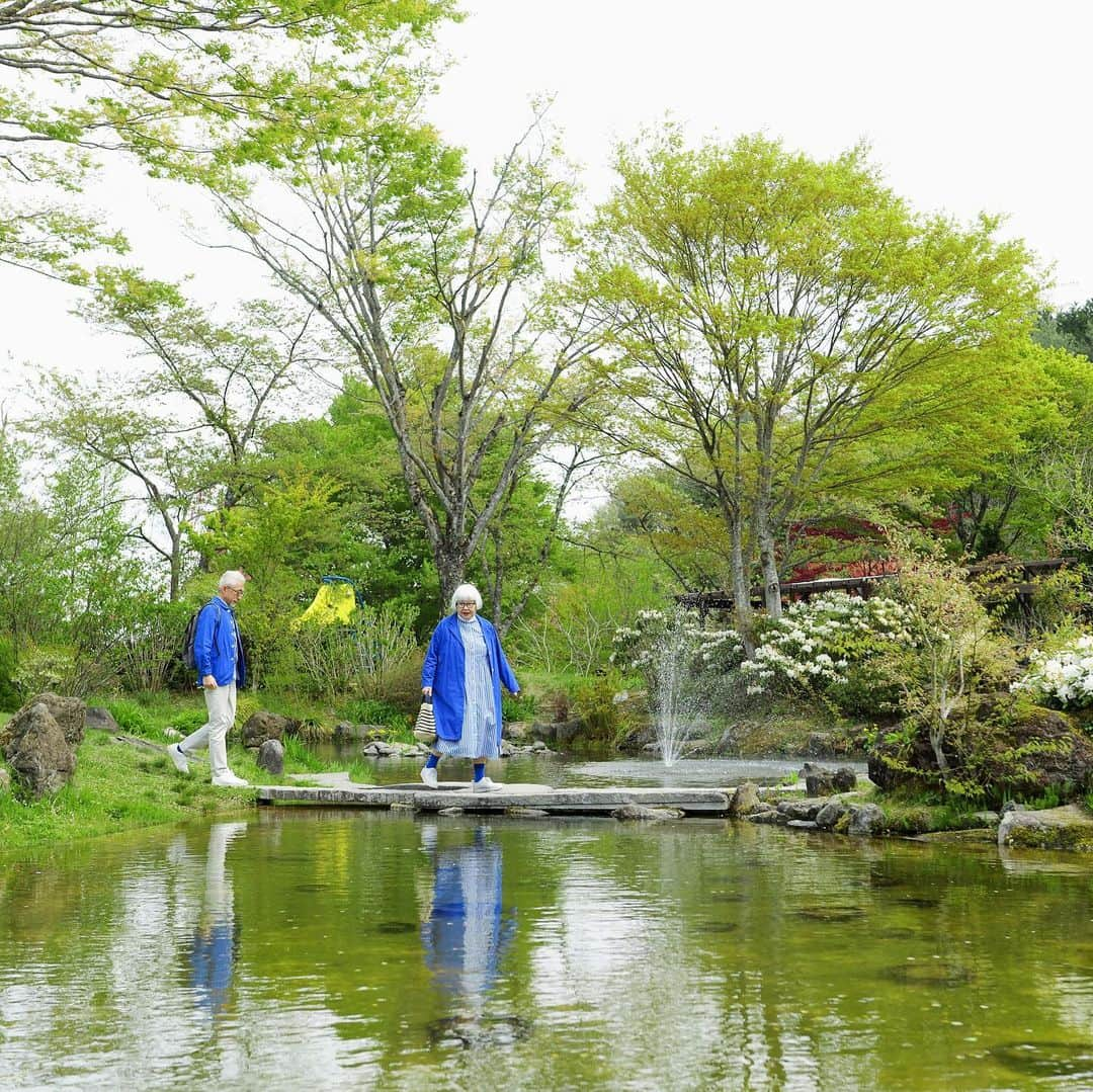 bon ponさんのインスタグラム写真 - (bon ponInstagram)「大人のためのプレミアムマガジン「Kappo 仙台闊歩」124号(2023年7月号)は本日発売です。 @kappo_sendai 私達の連載『bonとponの宮城ふたり遊び』の第28回目が掲載されています。 今回は、七北田ダム湖畔に広がる『泉ボタニカルガーデン』へ。青空のもと、心地よい日差しを浴びながら花満開の季節を楽しんできました。🌸🌼🌷🪻🌿🪴   泉ヶ岳の麓から定義山方面に向かう途中の岬に、1本の八重桜を植えたことからその歴史がはじまったという『泉ボタニカルガーデン』。開園から25年を迎えた今、約7haの広大な土地に1000種を超える花木があふれる植物園は、自然豊かな憩いの場として多くの市民に親しまれています。 園長の鎌田侑さんに園内を案内していただきました。撮影のために訪れたのは4月下旬。山野草と園芸植物が見事に調和した展望広場へと向かう道は、シャクナゲがボール状の大きな花房をつくり、ちょうど見頃を迎えていました。  芝生広場を抜けると、今度は七北田ダムに面した山肌を覆うヤマツツジが見えてくる。園内は自然の地形を生かしてつくられているためアップダウンがあり、いい運動になりました。岬へと向かう小道のエリアは、6 ~7月にはアジサイが見頃を迎えるそう。 最後は再び芝生広場へ。チューリップや珍しいスイセン、色とりどりの花々が咲いていて、青空とのコントラストが美しく目の保養になりました。初夏には芝生広場のバラがアーチをつくり、違った景色が広がるそうです。所々にフォトスポットもあって撮影も楽しめます。また季節を変えて訪ねてみたいなと思いました😍😍  芝生広場のカフェでは「手作りケーキセット」(900円)のほか、パスタやピザなどのランチメニューも。外のテーブルのほか、可愛らしい小屋の中でいただくこともできます☕️🍰🍕🍝  正面ゲート入り口では山野草や花木を販売しており、定義山に行く途中に立ち寄り購入していく人も多いそうです🪴🌷🌹  ◎泉ボタニカルガーデン 住所：仙台市泉区福岡字赤下 電話：0120-027-028 開園時間：9:30~17:00(最終入園16:30) 休園日：毎週水曜日 入園料：大人600円(4~6月)、400円(7~8月)、500円(9~11月)、小学生100円※未就学児無料  ＊ ＊ ７月号の巻頭特集は「東北を感じる宿」です。 コロナ禍を経て、旅は団体旅行から個人旅行にシフトし、その土地を感じ、そこならではの体験を目的としたものが増えきました。 加えて、滞在のスタイルも多様化し、旅人を迎える宿も変化しました。 今回は、東北ならではのもてなしや食、文化を感じられる宿をピックアップ。 話題の一棟貸しの宿や老舗宿の挑戦のほか、山小屋からラグジュアリーホテルまで、さまざまなジャンルの宿を取材してきました。 さらに、編集部が実際に泊まった体験レポートも掲載。 旅のおともに、ぜひご活用ください。  ４回目となる「東北絶景写真コンテスト」の結果を発表。今回も、まだ知られていない東北の絶景をおさめた、美しい風景が受賞作品の中でご覧いただけます。 ＊ ＊ 『Kappo WEB』では、最新号の情報やムービーのほか、イベントやコラボのお知らせをしていますので、ぜひご覧ください( @kappo_sendai のプロフィールのリンクから)  最新号は宮城県内全域と、岩手県・山形県・秋田県・福島県の一部書店、コンビニ、マチモール、Amazonでお求めいただけます。 ◼︎マチモール https://machimall.machico.mu/products/detail/382  ◼︎Amazon https://www.amazon.co.jp/dp/B00D43IK0C/ ・ ・ #Kappo7月号 #仙台闊歩 #Kappo #カッポ #仙台Kapoo #泉ボタニカルガーデン #夫婦 #60代 #ファッション #コーディネート #リンクコーデ #夫婦コーデ #グレイヘア #白髪 #共白髪 #couple #over60 #fashion #coordinate #instagramjapan #greyhair #grayhair #bonpon #bonpon511」6月5日 11時08分 - bonpon511