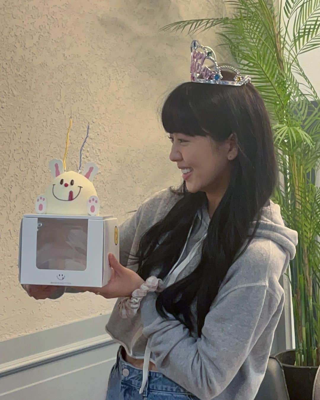 キム・ソヒョンのインスタグラム：「어제 생일 축하해 주신 모든 분께 진심으로 감사드립니다♥️ 촬영하며 열심히 보내고 있는데 큰 힘이 되었어요:) 매년 이렇게 축하받고 응원받을 수 있다는 게 얼마나 감사한 일인지 다시금 느낄 수 있는 하루였어요🫠 ⠀ 모두 감사하고 사랑합니다♥️」