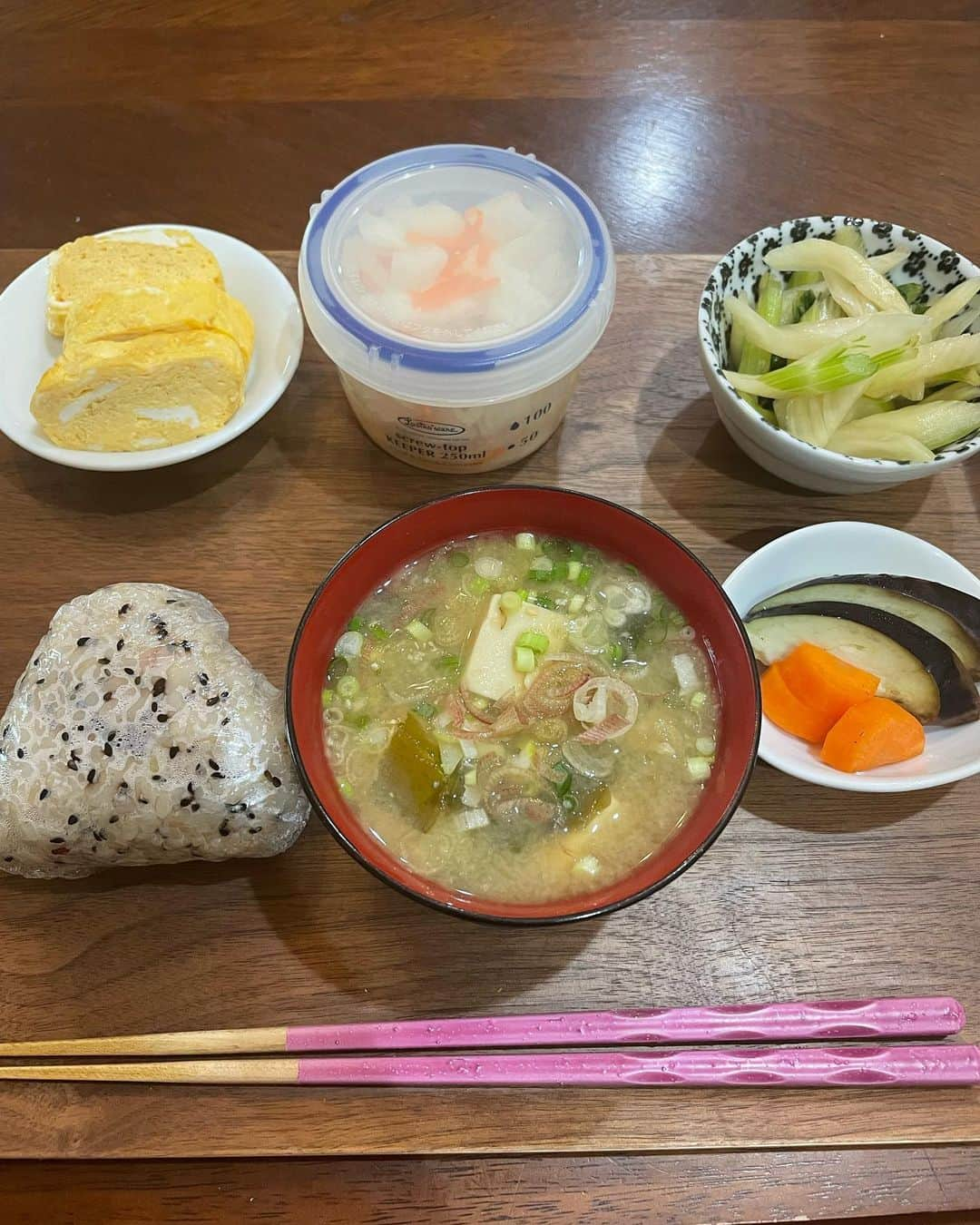 飯島直子さんのインスタグラム写真 - (飯島直子Instagram)「こんにちは^ - ^♪  今日は暑くなりそうです カラダ追いつかない 熱中症に気をつけようね^ - ^  昨日の一枚目のチョコブラウニーの写真は先週 遠方ハワイからきた友人の お土産です^ - ^ 毎年帰ってくるたびに買ってきてくれます＾＾ とてもおいしいです  3.４日のへんじすこしです＾＾  56才誕生日おめでとう♪ ぬか漬けチャレンジ！ 一緒にがんばろ^ ^  55才おめでとう♪ オールA素晴らしい！  34回目結婚記念日おめでとう♪これからも助け合って仲良くね(^_-)  17回目結婚記念日おめでとう！ 仲直りできたかな…(*´-`)  碧海15才誕生日おめでとう♪ サーティワンのケーキおいしいよね(*^_^*)  電車で二駅！頑張ったね♡  息子と廻る寿司！優しい息子♪ 頼りになるね^ - ^  洋ちゃん！頑張ってᕦ(ò_óˇ)ᕤ  あやか〜がんばれ〜！ トリマーの資格合格しますように^ ^  ぬか漬け歴20年！ナスは皮むき…了解です！ありがとう^_^  リクローおじさんのチーズケーキ食べたことあります！ 美味しいよね(´∀｀*)  ゆうすけ！しっかり睡眠、栄養とって早く元気になってね ᕦ(ò_óˇ)ᕤ  マルチーズの小銀♪  わたしは真っ暗で寝る派です＾＾  久々の風邪！パワー送るよ〜 早く良くなりますように(´∀｀*)  人間ドックオプションのオススメ…胸のエコー、大腸、脳、 脳は三年に一回です^ - ^ しっかり検査してきてね＾＾  尚子♪  今朝は軽めのごはん  おにぎり  味噌汁(残)  卵焼き(残)  浸かりすぎたセロリ  味のしないナスぬか漬け(残)  最後の写真は眼痛ではなく 年増のウィンクです リクエストにあったのでやってみました^ - ^  今日は月曜日！ 平常心でいきたいとおもいます みんなも一緒に╰(*´︶`*)╯♡」6月5日 11時32分 - naoko_iijima_705_official