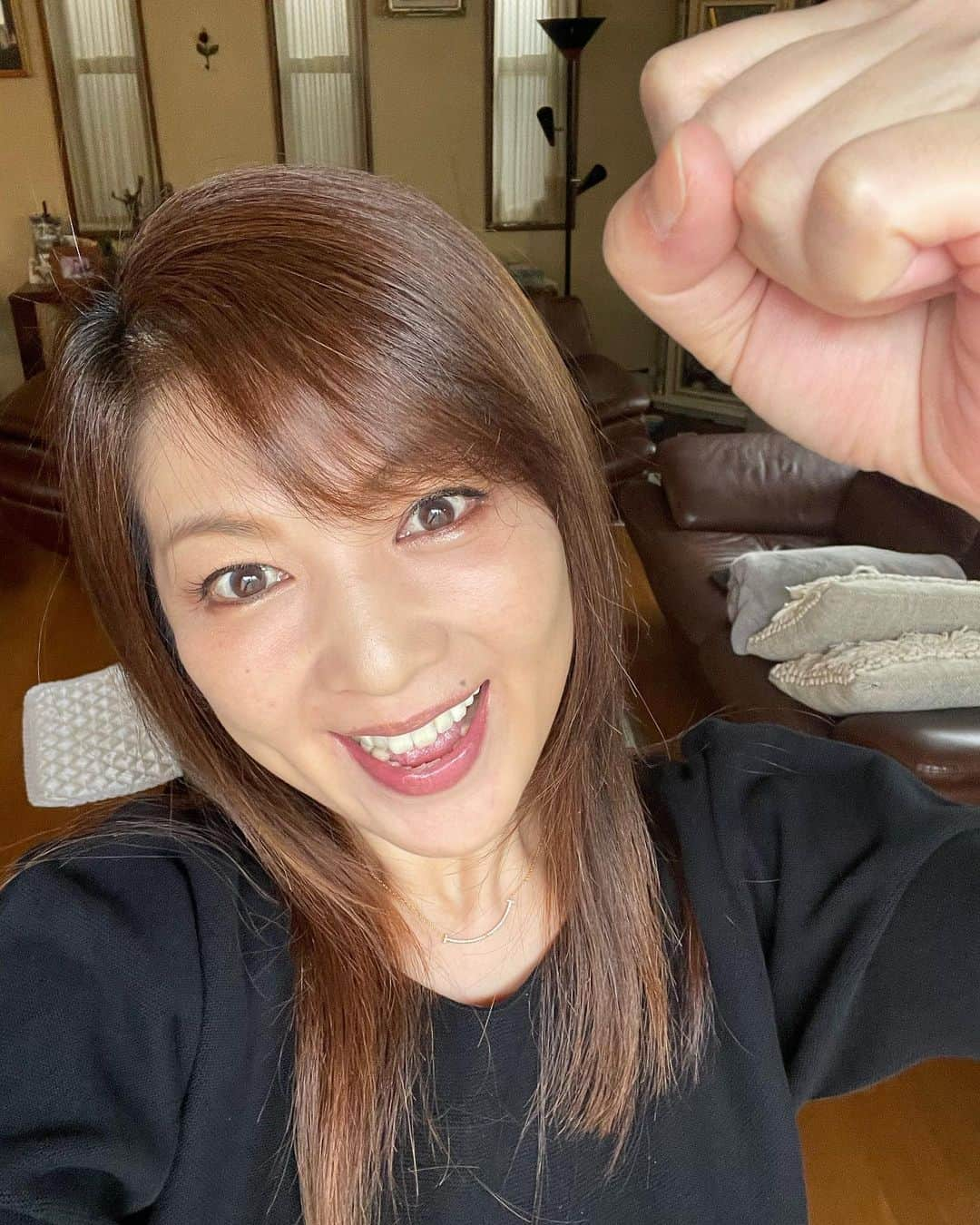 飯島直子さんのインスタグラム写真 - (飯島直子Instagram)「こんにちは^ - ^♪  今日は暑くなりそうです カラダ追いつかない 熱中症に気をつけようね^ - ^  昨日の一枚目のチョコブラウニーの写真は先週 遠方ハワイからきた友人の お土産です^ - ^ 毎年帰ってくるたびに買ってきてくれます＾＾ とてもおいしいです  3.４日のへんじすこしです＾＾  56才誕生日おめでとう♪ ぬか漬けチャレンジ！ 一緒にがんばろ^ ^  55才おめでとう♪ オールA素晴らしい！  34回目結婚記念日おめでとう♪これからも助け合って仲良くね(^_-)  17回目結婚記念日おめでとう！ 仲直りできたかな…(*´-`)  碧海15才誕生日おめでとう♪ サーティワンのケーキおいしいよね(*^_^*)  電車で二駅！頑張ったね♡  息子と廻る寿司！優しい息子♪ 頼りになるね^ - ^  洋ちゃん！頑張ってᕦ(ò_óˇ)ᕤ  あやか〜がんばれ〜！ トリマーの資格合格しますように^ ^  ぬか漬け歴20年！ナスは皮むき…了解です！ありがとう^_^  リクローおじさんのチーズケーキ食べたことあります！ 美味しいよね(´∀｀*)  ゆうすけ！しっかり睡眠、栄養とって早く元気になってね ᕦ(ò_óˇ)ᕤ  マルチーズの小銀♪  わたしは真っ暗で寝る派です＾＾  久々の風邪！パワー送るよ〜 早く良くなりますように(´∀｀*)  人間ドックオプションのオススメ…胸のエコー、大腸、脳、 脳は三年に一回です^ - ^ しっかり検査してきてね＾＾  尚子♪  今朝は軽めのごはん  おにぎり  味噌汁(残)  卵焼き(残)  浸かりすぎたセロリ  味のしないナスぬか漬け(残)  最後の写真は眼痛ではなく 年増のウィンクです リクエストにあったのでやってみました^ - ^  今日は月曜日！ 平常心でいきたいとおもいます みんなも一緒に╰(*´︶`*)╯♡」6月5日 11時32分 - naoko_iijima_705_official