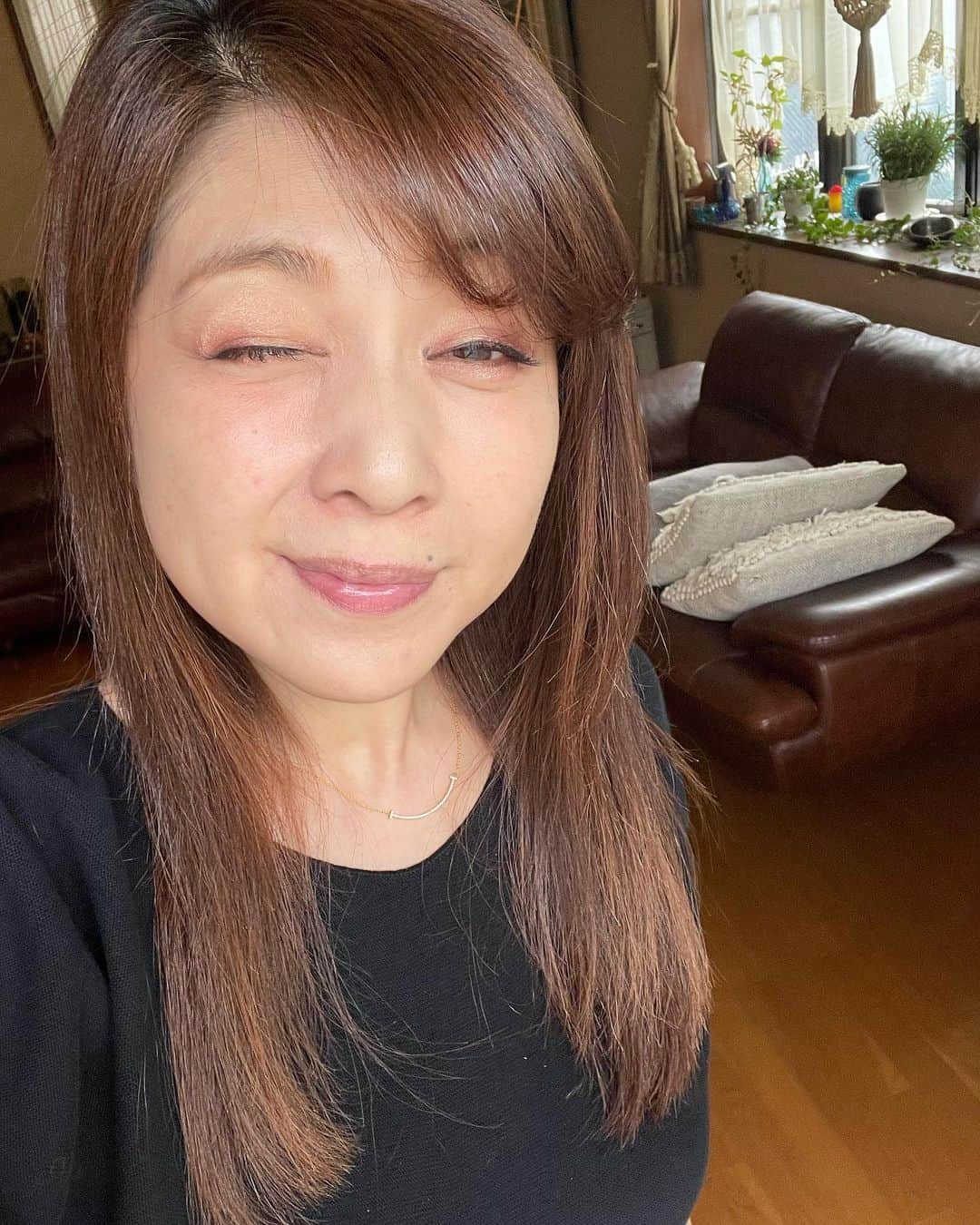 飯島直子さんのインスタグラム写真 - (飯島直子Instagram)「こんにちは^ - ^♪  今日は暑くなりそうです カラダ追いつかない 熱中症に気をつけようね^ - ^  昨日の一枚目のチョコブラウニーの写真は先週 遠方ハワイからきた友人の お土産です^ - ^ 毎年帰ってくるたびに買ってきてくれます＾＾ とてもおいしいです  3.４日のへんじすこしです＾＾  56才誕生日おめでとう♪ ぬか漬けチャレンジ！ 一緒にがんばろ^ ^  55才おめでとう♪ オールA素晴らしい！  34回目結婚記念日おめでとう♪これからも助け合って仲良くね(^_-)  17回目結婚記念日おめでとう！ 仲直りできたかな…(*´-`)  碧海15才誕生日おめでとう♪ サーティワンのケーキおいしいよね(*^_^*)  電車で二駅！頑張ったね♡  息子と廻る寿司！優しい息子♪ 頼りになるね^ - ^  洋ちゃん！頑張ってᕦ(ò_óˇ)ᕤ  あやか〜がんばれ〜！ トリマーの資格合格しますように^ ^  ぬか漬け歴20年！ナスは皮むき…了解です！ありがとう^_^  リクローおじさんのチーズケーキ食べたことあります！ 美味しいよね(´∀｀*)  ゆうすけ！しっかり睡眠、栄養とって早く元気になってね ᕦ(ò_óˇ)ᕤ  マルチーズの小銀♪  わたしは真っ暗で寝る派です＾＾  久々の風邪！パワー送るよ〜 早く良くなりますように(´∀｀*)  人間ドックオプションのオススメ…胸のエコー、大腸、脳、 脳は三年に一回です^ - ^ しっかり検査してきてね＾＾  尚子♪  今朝は軽めのごはん  おにぎり  味噌汁(残)  卵焼き(残)  浸かりすぎたセロリ  味のしないナスぬか漬け(残)  最後の写真は眼痛ではなく 年増のウィンクです リクエストにあったのでやってみました^ - ^  今日は月曜日！ 平常心でいきたいとおもいます みんなも一緒に╰(*´︶`*)╯♡」6月5日 11時32分 - naoko_iijima_705_official