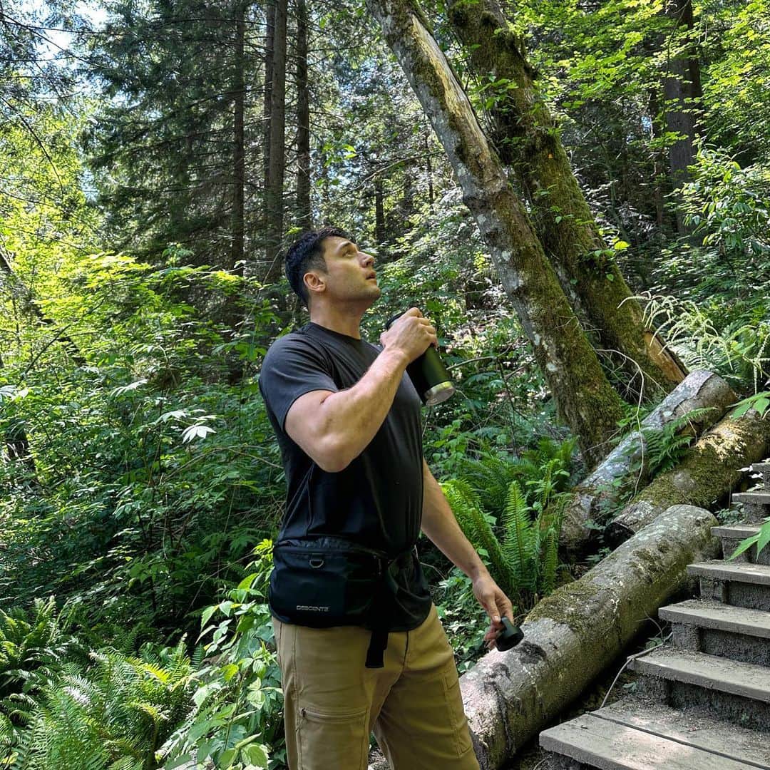 ジュリアン・カンのインスタグラム：「Lost in the woods. Send help! 곰도나와! #정글의법칙인캐나다」