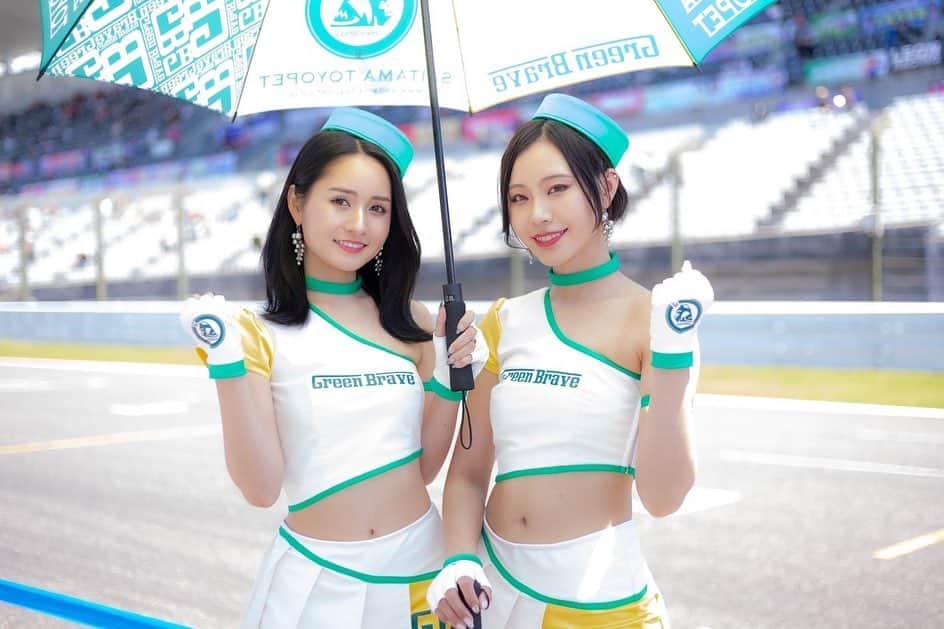 有栖未桜さんのインスタグラム写真 - (有栖未桜Instagram)「SUPERGT Rd.3 SUZUKA🏎🏁 ⁡ 今回決勝では途中赤旗中断により そのままレース終了となりました！ 両ドライバーの方がご無事でなによりです。。 ⁡ そんな中52号車は なんと20番手からの3位表彰台！！😳✨ サクセスウエイトがありながらの 怒涛の追い上げ。。す、すごすぎる…！！！！！ 今回もGBは熱い戦いをみせてくれて ほんとに目が離せなかったですね！🔥 そんなレースを間近で見れること改めて幸せすぎるなぁ と感じました☺️💚💚 ２戦連続での表彰台ほんとに嬉しいし最高すぎます✨ ⁡ 今回のレースで52号車は シリーズランキング3位に上がりました！！！！！👏 今年こそシリーズチャンピオン🏆 次戦以降もぜひ熱い応援よろしくお願いします💚 ⁡ 台風の影響もありましたが 2日間たくさんの応援ありがとうございました☺️💚 ⁡ ⁡ ⁡ #supergt #埼玉トヨペットgreenbrave #greenbrave #埼玉トヨペットサポーターズ2023  #レースクイーン #rq #コスプレイヤー #ショートカッ党 #ポートレートモデル #有栖未桜 #みおるー沼 #followme」6月5日 11時45分 - miiion_official