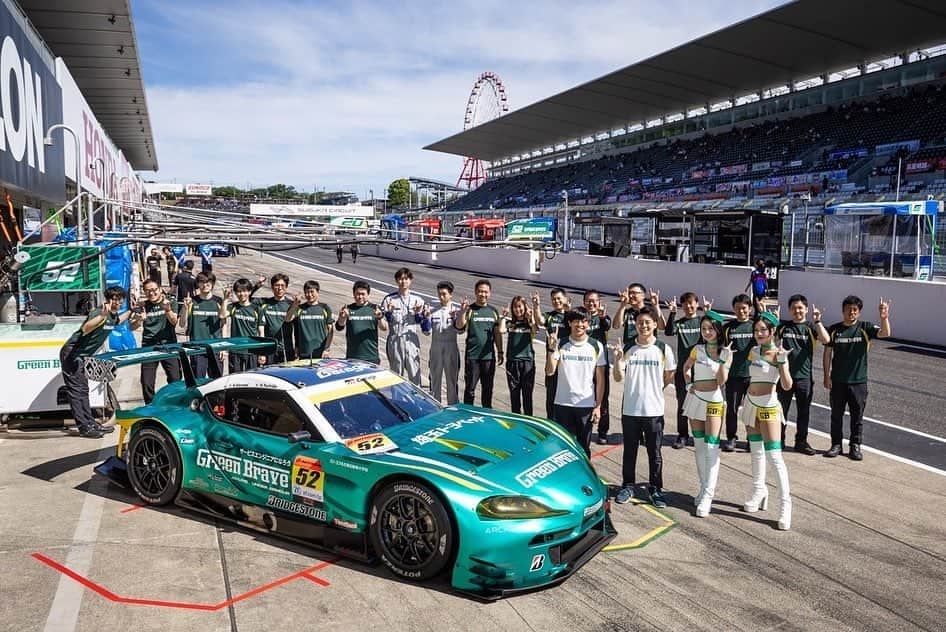 有栖未桜さんのインスタグラム写真 - (有栖未桜Instagram)「SUPERGT Rd.3 SUZUKA🏎🏁 ⁡ 今回決勝では途中赤旗中断により そのままレース終了となりました！ 両ドライバーの方がご無事でなによりです。。 ⁡ そんな中52号車は なんと20番手からの3位表彰台！！😳✨ サクセスウエイトがありながらの 怒涛の追い上げ。。す、すごすぎる…！！！！！ 今回もGBは熱い戦いをみせてくれて ほんとに目が離せなかったですね！🔥 そんなレースを間近で見れること改めて幸せすぎるなぁ と感じました☺️💚💚 ２戦連続での表彰台ほんとに嬉しいし最高すぎます✨ ⁡ 今回のレースで52号車は シリーズランキング3位に上がりました！！！！！👏 今年こそシリーズチャンピオン🏆 次戦以降もぜひ熱い応援よろしくお願いします💚 ⁡ 台風の影響もありましたが 2日間たくさんの応援ありがとうございました☺️💚 ⁡ ⁡ ⁡ #supergt #埼玉トヨペットgreenbrave #greenbrave #埼玉トヨペットサポーターズ2023  #レースクイーン #rq #コスプレイヤー #ショートカッ党 #ポートレートモデル #有栖未桜 #みおるー沼 #followme」6月5日 11時45分 - miiion_official