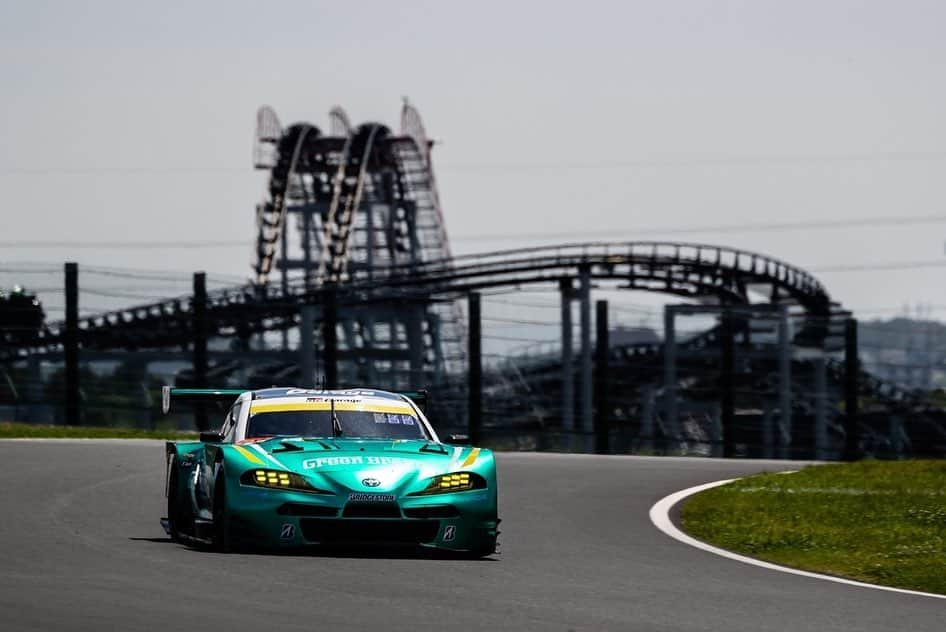 有栖未桜さんのインスタグラム写真 - (有栖未桜Instagram)「SUPERGT Rd.3 SUZUKA🏎🏁 ⁡ 今回決勝では途中赤旗中断により そのままレース終了となりました！ 両ドライバーの方がご無事でなによりです。。 ⁡ そんな中52号車は なんと20番手からの3位表彰台！！😳✨ サクセスウエイトがありながらの 怒涛の追い上げ。。す、すごすぎる…！！！！！ 今回もGBは熱い戦いをみせてくれて ほんとに目が離せなかったですね！🔥 そんなレースを間近で見れること改めて幸せすぎるなぁ と感じました☺️💚💚 ２戦連続での表彰台ほんとに嬉しいし最高すぎます✨ ⁡ 今回のレースで52号車は シリーズランキング3位に上がりました！！！！！👏 今年こそシリーズチャンピオン🏆 次戦以降もぜひ熱い応援よろしくお願いします💚 ⁡ 台風の影響もありましたが 2日間たくさんの応援ありがとうございました☺️💚 ⁡ ⁡ ⁡ #supergt #埼玉トヨペットgreenbrave #greenbrave #埼玉トヨペットサポーターズ2023  #レースクイーン #rq #コスプレイヤー #ショートカッ党 #ポートレートモデル #有栖未桜 #みおるー沼 #followme」6月5日 11時45分 - miiion_official