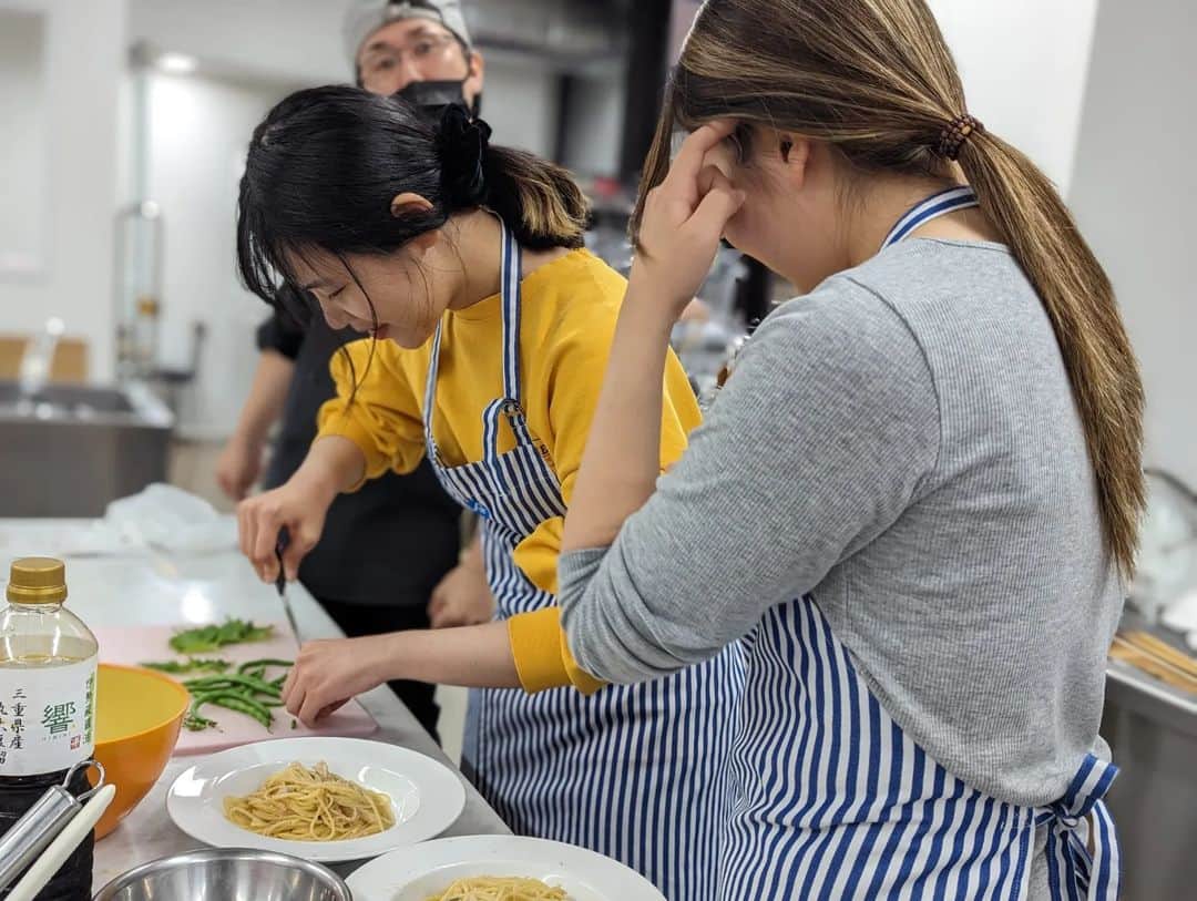 東京観光専門学校さんのインスタグラム写真 - (東京観光専門学校Instagram)「#フードクリエイト学科 の プレミアムドリームキャンパスは 『食』の理解を深めるところから🥄  韓国出身の #留学生 が参加してくれたので、日本の【出汁】を取り #和風たらこパスタ を作りました🍝  学生スタッフとも終始仲良く #韓国語 を教えてもらいながら 楽しんで作っていました🫶 #東京観光専門学校　#プレミアムドリームキャンパス　#オープンキャンパス　#オーキャン　#体験実習　#調理実習　#たらこパスタ　#パスタ実習　#カフェ専門学校」6月5日 11時47分 - tokan_1967