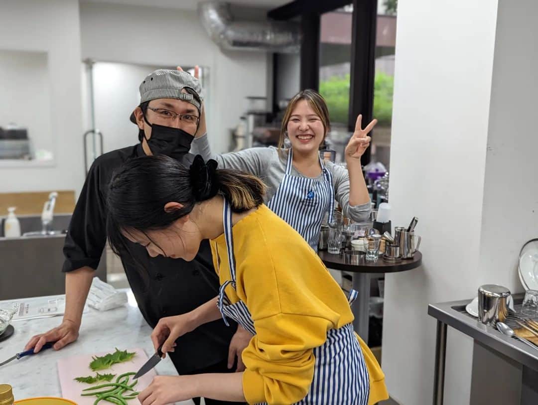 東京観光専門学校さんのインスタグラム写真 - (東京観光専門学校Instagram)「#フードクリエイト学科 の プレミアムドリームキャンパスは 『食』の理解を深めるところから🥄  韓国出身の #留学生 が参加してくれたので、日本の【出汁】を取り #和風たらこパスタ を作りました🍝  学生スタッフとも終始仲良く #韓国語 を教えてもらいながら 楽しんで作っていました🫶 #東京観光専門学校　#プレミアムドリームキャンパス　#オープンキャンパス　#オーキャン　#体験実習　#調理実習　#たらこパスタ　#パスタ実習　#カフェ専門学校」6月5日 11時47分 - tokan_1967