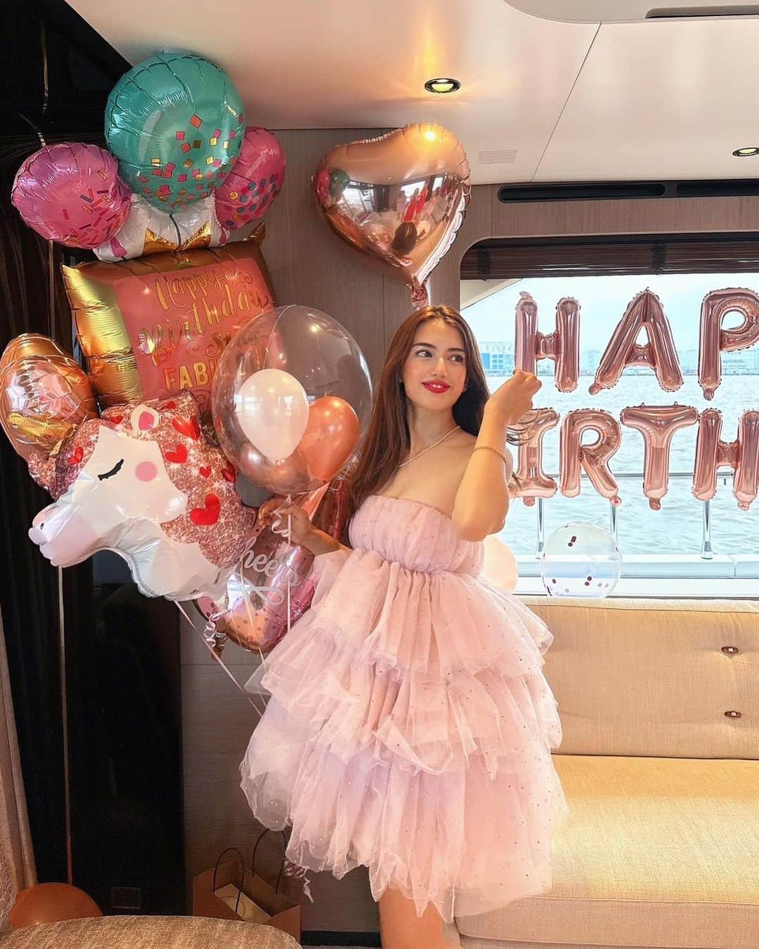 SARAさんのインスタグラム写真 - (SARAInstagram)「Feeling like a princess 👑🦄💖 #25 世界１幸せなお誕生日でした💕 大好きな人達に囲まれて、愛に満ちた１日。 こんなに愛されていて幸せものだ〜！ たっくさんサプライズを用意してくれたみんなに感謝！ 私ももっともっとお返ししたい  プリンセス気分で25歳を迎えました 余韻がたまらない♡」6月5日 11時54分 - sara_pizzo