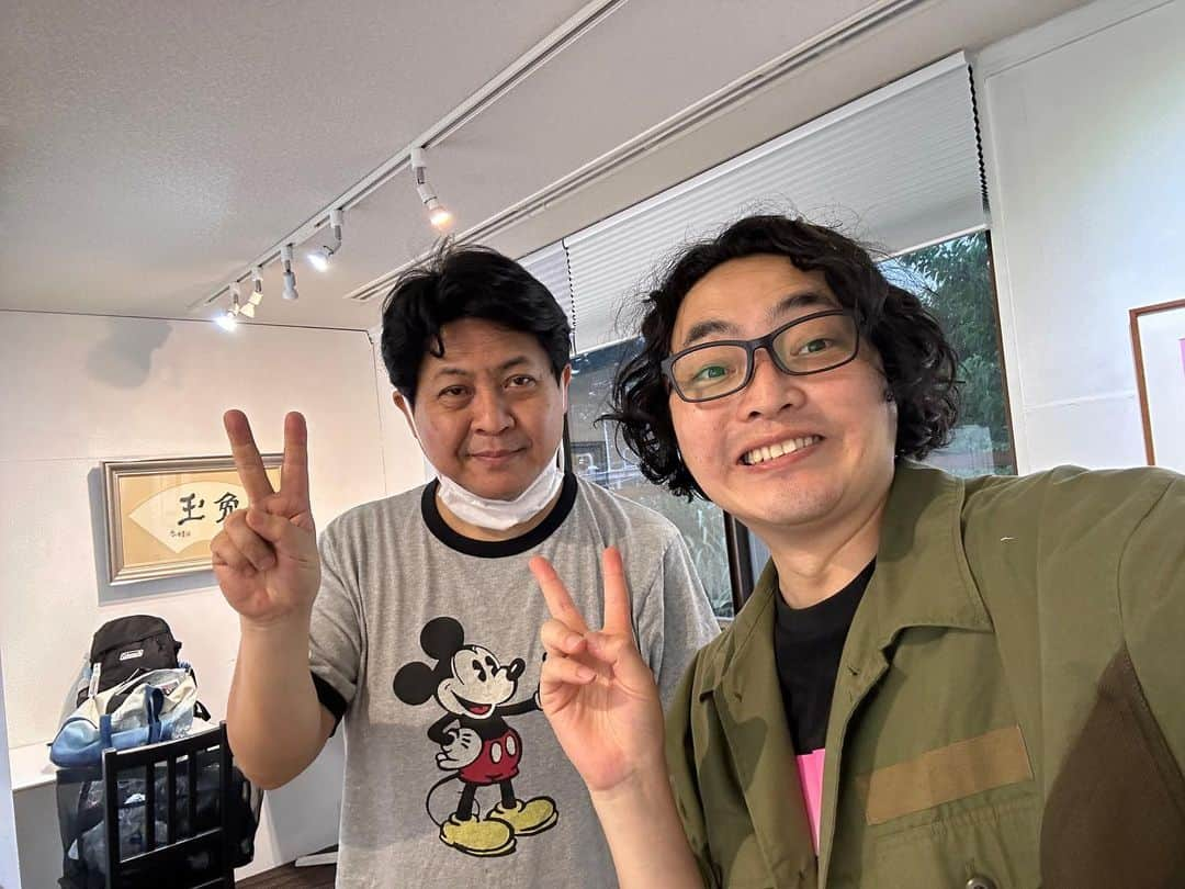 小澤慎一朗さんのインスタグラム写真 - (小澤慎一朗Instagram)「昨日で僕が主演を務めさせて頂きました、舞台「成城試着室」が終演致しました。  ありがとうございました！！  主催のWATARoomさん、スタッフさん、キャストさん、お客様、全てに感謝でございます！！  ありがとうございました！！  大変なこともありましたが、皆様と仲良く楽しく悩み葛藤しながら出来た舞台です。  もう一度言います。 本当に仲良くなったんです。  写真の一枚目は唯一撮った全員集合写真です。  僕だけはしゃいでる様に見えますが、本当に仲良くなったんです…  本当です…  多分…  #成城試着室」6月5日 11時55分 - piszawa