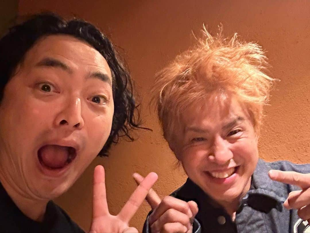 小澤慎一朗さんのインスタグラム写真 - (小澤慎一朗Instagram)「昨日で僕が主演を務めさせて頂きました、舞台「成城試着室」が終演致しました。  ありがとうございました！！  主催のWATARoomさん、スタッフさん、キャストさん、お客様、全てに感謝でございます！！  ありがとうございました！！  大変なこともありましたが、皆様と仲良く楽しく悩み葛藤しながら出来た舞台です。  もう一度言います。 本当に仲良くなったんです。  写真の一枚目は唯一撮った全員集合写真です。  僕だけはしゃいでる様に見えますが、本当に仲良くなったんです…  本当です…  多分…  #成城試着室」6月5日 11時55分 - piszawa