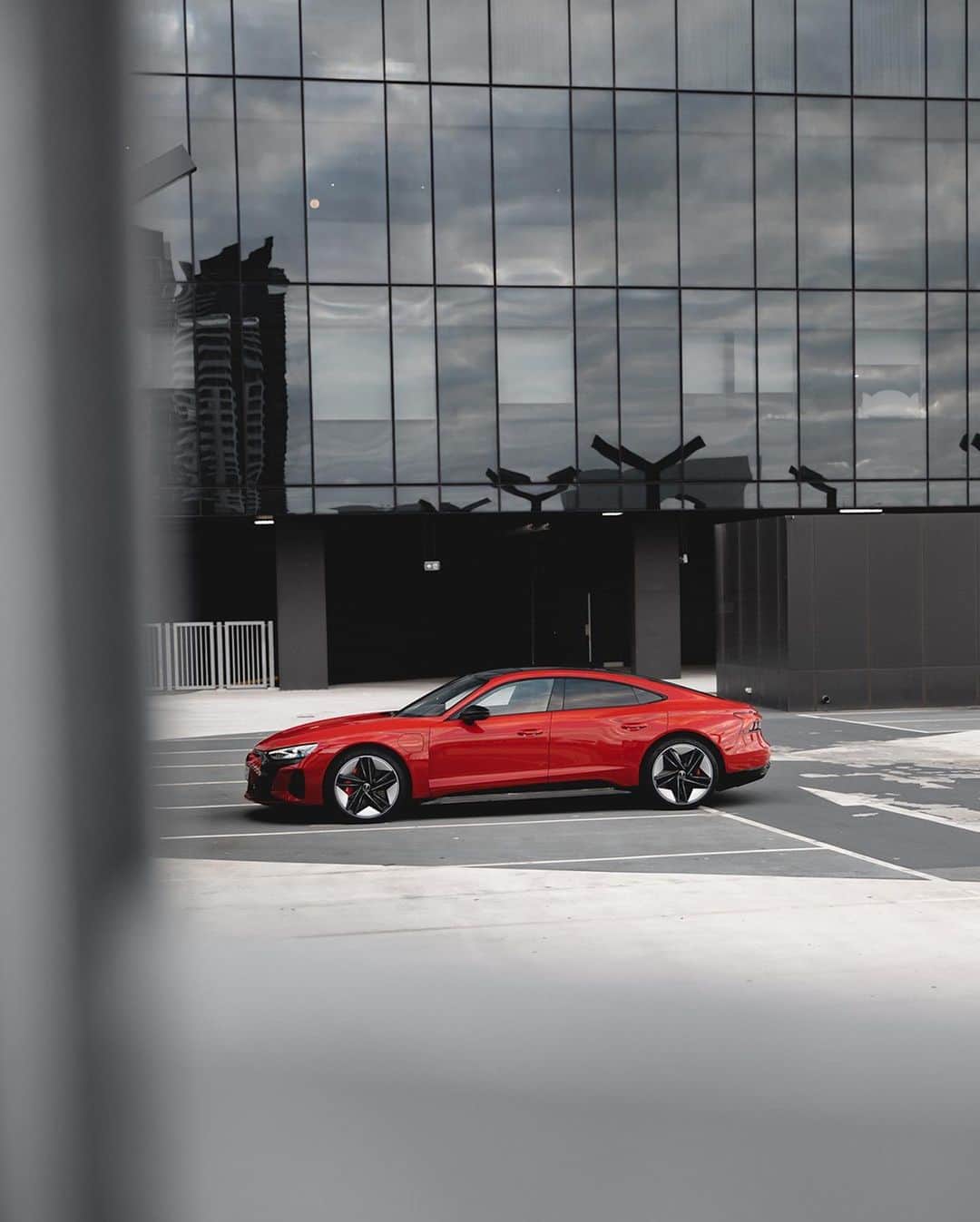 アウディ ジャパンさんのインスタグラム写真 - (アウディ ジャパンInstagram)「Audi RS e-tron GTのエクステリアデザインが視線を奪う。   エアロダイナミクスを極めた流麗で伸びやかなフォルムが、直線的なデザインが多い街中で、一際異彩を放つ。   Photographer：@jrspics     *写真は欧州仕様車です。日本仕様とは異なります。   #AudiRSetronGT   #Audi #アウディ #AudiJapan #アウディジャパン #AudiSport #アウディスポーツ #AudietronGT #アウディRSetronGT #アウディetronGT #FutureIsAnAttitude #電気自動車 #EV #サステイナブル #SportsCar #スポーツカー #AudiLife #Audigram #CarLife #CarLifeStyle #GermanCars #アウディのある生活 #アウディのある風景」6月5日 18時00分 - audijapan