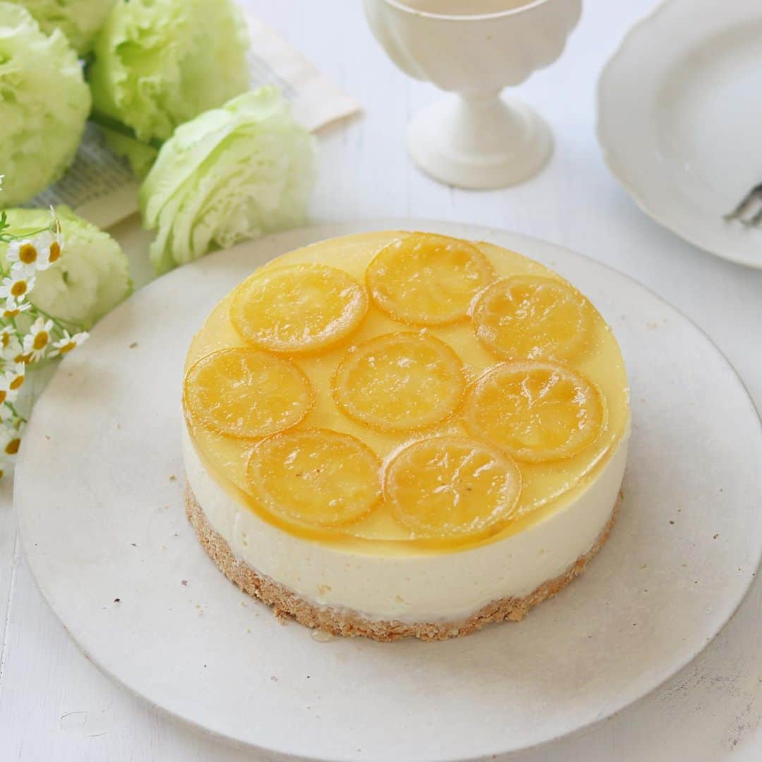 mikiのインスタグラム：「・ ・ lemon rare cheesecake🍋  爽やかなレモンレアチーズケーキ🍋 レアチーズにもたっぷりレモン汁を入れて、トップはレモンコンポートをのせ、コンポートを作ったときに残ったシロップにゼラチンを入れて流し込みました！  今日はネイリストちゃんのお仕事終わり次第、ランチに韓国料理食べに行きまーす！  昨日から、お家で筋トレ始めたから朝から足がつりそうでした🥹 歩けなくなるとこだった🥹  多分三日坊主で終わりそう🧘  良い１日を〜！」