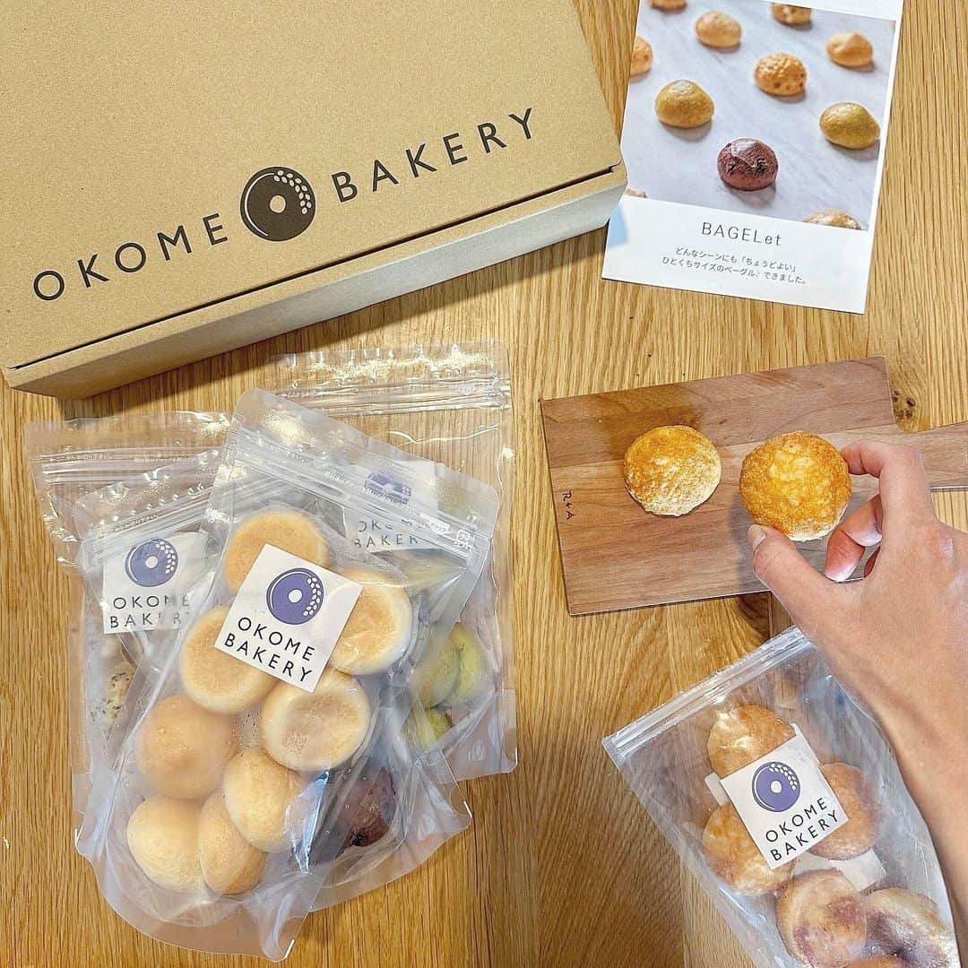 布川桃花さんのインスタグラム写真 - (布川桃花Instagram)「何度もお取り寄せしている OKOME BAKERYから出た新商品のBAGELet💞 @okomebakery   グルテンフリーのミニベーグルで ひとくちサイズだから小腹が空いたときにぴったり！  いろんなフレーバーをちょこっとずつ食べられるのも魅力😋❤️  娘は北海道十勝産特別栽培小豆とファンケルの 1日分のケール青汁を使ったケールあんこが好きみたい🫶🏻  わたしはアールグレイ茶葉とホワイトチョコレートが 生地にたっぷり入ったアールグレイラテがお気に入りです✨  #momoka_beauty #okomebakery #おこめべーかりー #我慢しないグルテンフリー」6月5日 11時59分 - momoka_fukawa