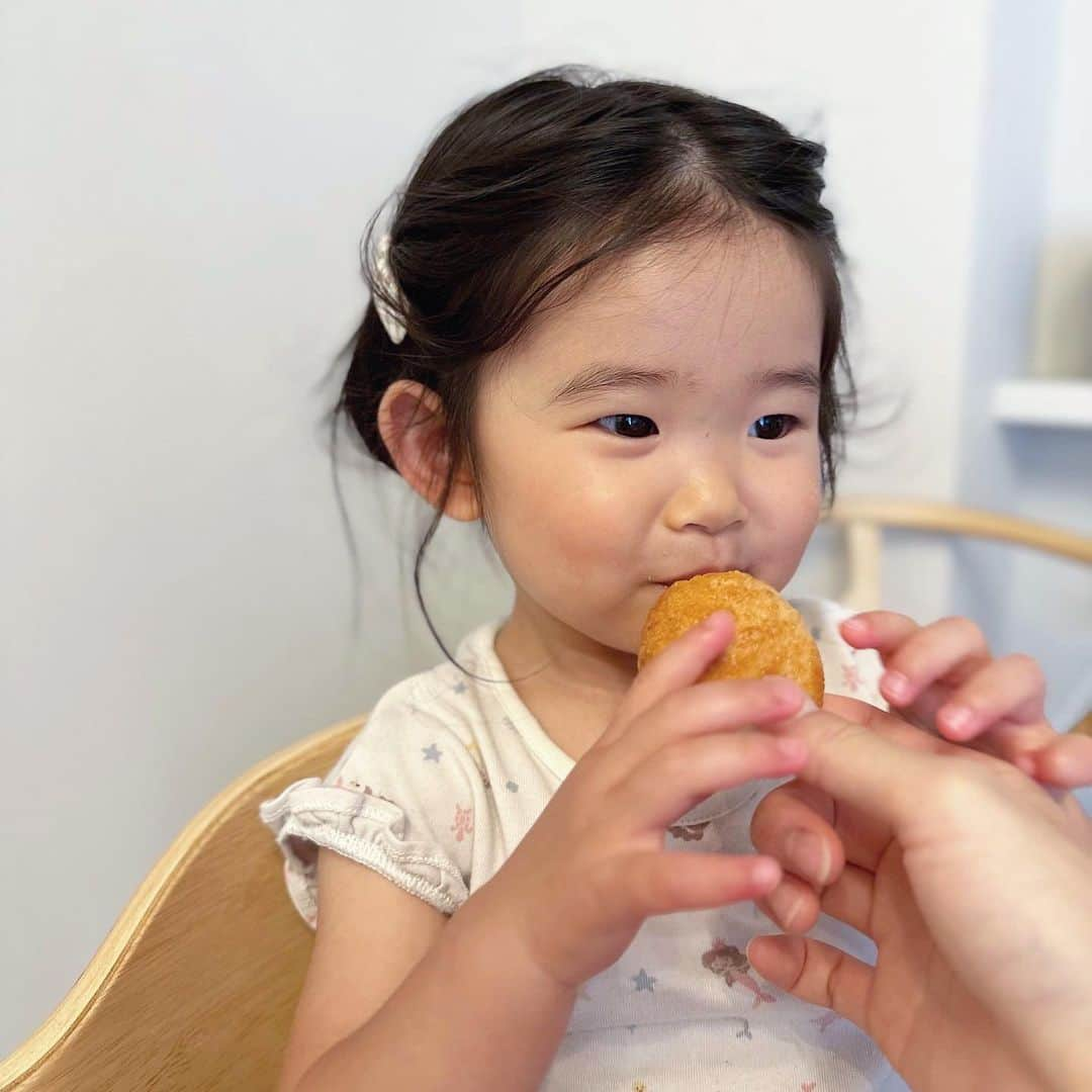 布川桃花さんのインスタグラム写真 - (布川桃花Instagram)「何度もお取り寄せしている OKOME BAKERYから出た新商品のBAGELet💞 @okomebakery   グルテンフリーのミニベーグルで ひとくちサイズだから小腹が空いたときにぴったり！  いろんなフレーバーをちょこっとずつ食べられるのも魅力😋❤️  娘は北海道十勝産特別栽培小豆とファンケルの 1日分のケール青汁を使ったケールあんこが好きみたい🫶🏻  わたしはアールグレイ茶葉とホワイトチョコレートが 生地にたっぷり入ったアールグレイラテがお気に入りです✨  #momoka_beauty #okomebakery #おこめべーかりー #我慢しないグルテンフリー」6月5日 11時59分 - momoka_fukawa