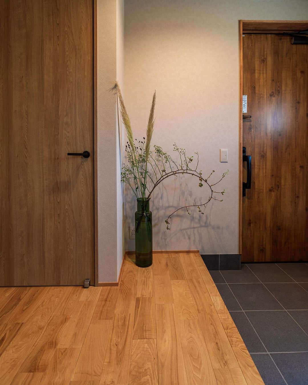 ルポハウス一級建築士事務所さんのインスタグラム写真 - (ルポハウス一級建築士事務所Instagram)「・ ・ 《緑植と共存する家》 Entrance  シューズクローク＆クローゼットが連なる玄関インテリア。 ・ 姿見やインテリアグリーンがアクセントに。 ・ ・ ・ 担当設計士/赤尾拓人 @takuhito_akao  ・ ・ ・ 𓐌𓐌𓐌𓐌𓐌𓐌𓐌𓐌𓐌𓐌𓐌𓐌𓐌𓐌𓐌𓐌𓐌𓐌  ルポハウスの施工事例はこちらまで☞ @reposhouse  𓐌𓐌𓐌𓐌𓐌𓐌𓐌𓐌𓐌𓐌𓐌𓐌𓐌𓐌𓐌𓐌𓐌𓐌 #ルポハウス は#ちょっとかっこいい家 を"友人のために" という思いでつくっています。 一生に一度の#マイホーム。 「あなたにしかできない」×「ルポハウスだからできる」で、 私たちだけの#家づくり を思いっきり楽しんでみませんか？！ ・ ・ ・ #住宅 #注文住宅 #新築一戸建て #デザイナーズ住宅  #一級建築士事務所 #設計事務所 #滋賀県の設計事務所 #玄関 #玄関インテリア #リクシルタイル #陶絣 #300角タイル #無垢床 #クリ床 #姿見 #玄関姿見 #シューズクローゼット #ロールカーテン #玄関ロールカーテン #インテリアグリーン #インテリアグリーンのある暮らし」6月5日 12時00分 - reposhouse