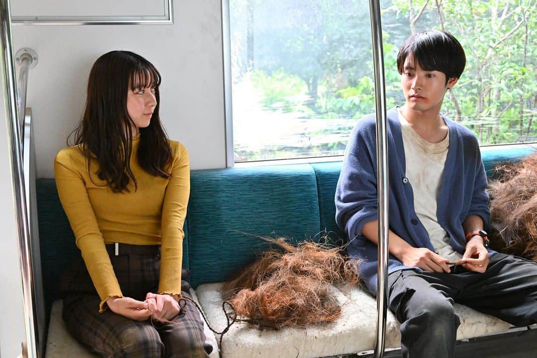 ペンディングトレイン-8時23分、明日 君とのインスタグラム：「第７話をプレイバック🎬 ６号車に移住すると宣言した直哉を心配する紗枝… 紗枝の心に変化が！？　  未来編完結🌱 クライマックスに向けて一瞬も目が離せない 第８話放送は９日（金）よる１０時🚃 第７話は#TVer で配信中🤳 全話配信は#Paravi #Netflix   #ペンディングトレイン #赤楚衛二 #上白石萌歌 #ペントレプレイバック #金曜ドラマ #名シーン」