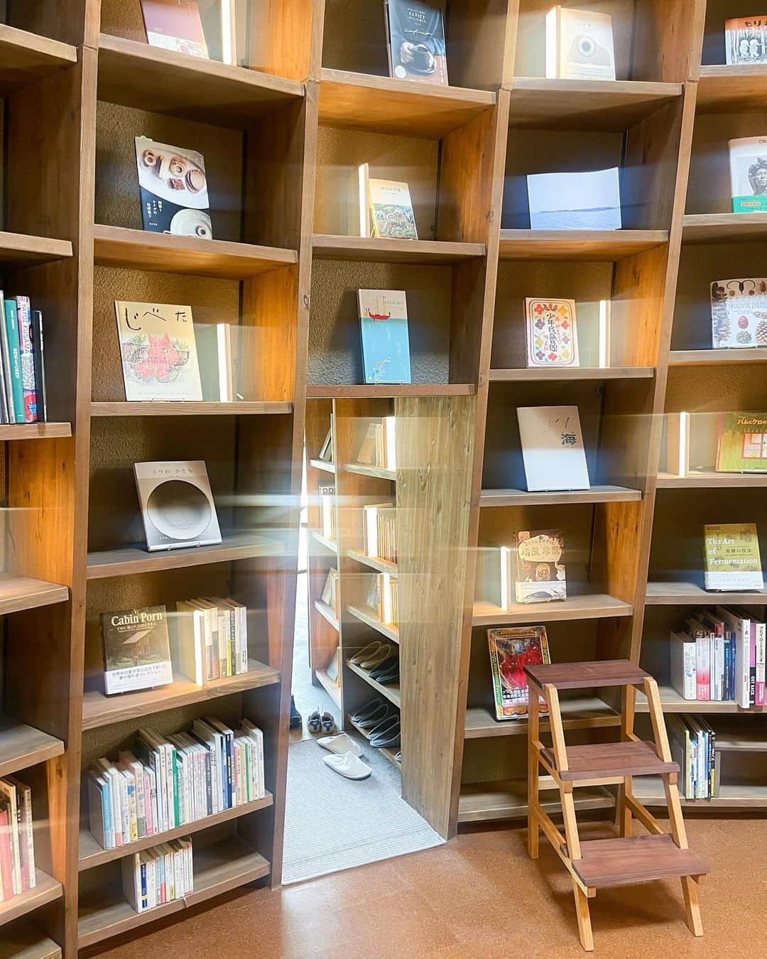 つがねゆきこさんのインスタグラム写真 - (つがねゆきこInstagram)「. . #地中図書館 @kurkkufields   行きたかった場所。  家族がそれぞれ籠もれる場所をみつけて 想い想いに本を開いた日。  でも、最終的に4人入れる部屋で それぞれ本を読んでたのが面白い。  地中図書館は事前予約制に加えて 当日枠もできたのでもっと気軽にいけるように。 ＊メンバーシップ加入の必要があります。 県外は1人1000円、千葉県民は500円  何よりこの場所のヒーリング効果が絶大。  春から初夏にかけては特に 草花からぶわっと生命力を感じられます。  #kurkkufields  #クルックフィールズ #本の虫くんな息子 #家族みんなの大好きが詰まっている場所 #娘は蝶々とり #素手ですが」6月5日 12時03分 - yukiko_tsugane