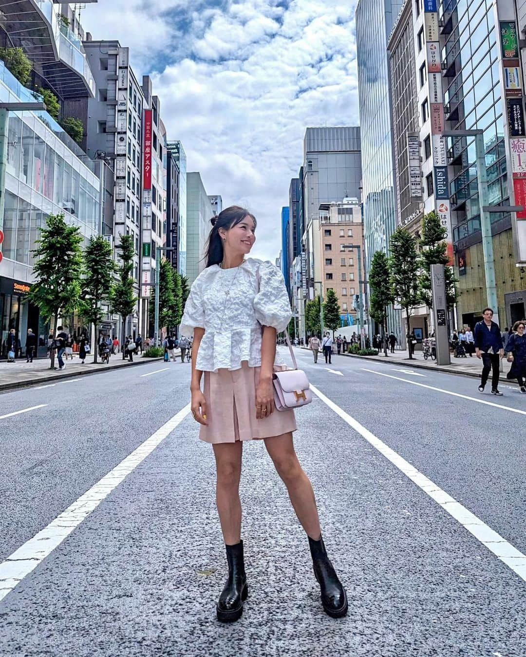 石井里奈さんのインスタグラム写真 - (石井里奈Instagram)「休日コーデ🩷 好評だったトップスは大好きな @natsuhi が選んでくれたの😆🩷 ふわふわ可愛い〜！ ピンクでまとめて甘コーデにしてみました🙆‍♀️ . tops... @muel_chic  pants... @graceclassofficial  boots... @chanelofficial  . 特別な日におろそうと思ってたけど我慢できずおろしたコンスタンス🍊新色とピンクゴールドが可愛すぎて🥺😢🍊沼です笑 3.4月頑張った自分に🎁 . @chihiro_flot のおかげで足が本当スッキリ軽いし背中もスッキリ！ 即効性ある変化があるので大事の日の前日とかは行きたいね⭕️ 美容矯正、小顔は @chihiro_aolall  むくみとり、骨洗い、肉落としは @chihiro_flot 🩷 私はふたりのちひろに支えられてます笑 . #muelchic #graceclass #エルメス #hermes #コンスタンスミニ #コンスタンス #ショートパンツ #美脚 #脚痩せ #ダイエット #むくみ #むくみ解消 #春コーデ #コーディネート #歩行者天国」6月5日 12時03分 - ri7tin1025