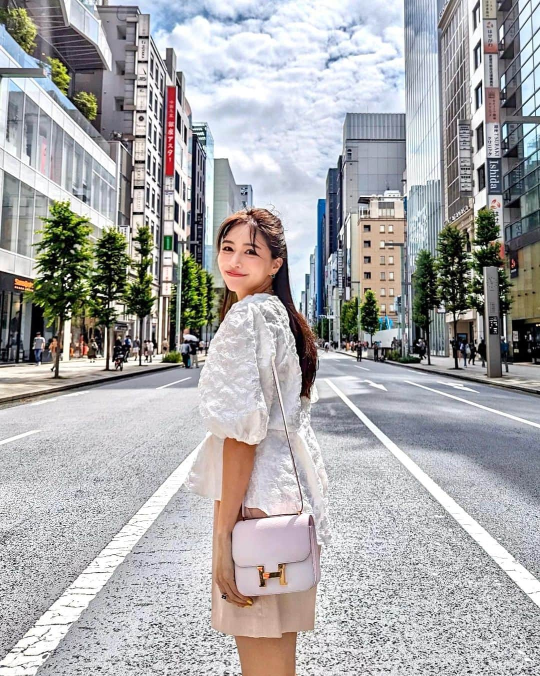 石井里奈さんのインスタグラム写真 - (石井里奈Instagram)「休日コーデ🩷 好評だったトップスは大好きな @natsuhi が選んでくれたの😆🩷 ふわふわ可愛い〜！ ピンクでまとめて甘コーデにしてみました🙆‍♀️ . tops... @muel_chic  pants... @graceclassofficial  boots... @chanelofficial  . 特別な日におろそうと思ってたけど我慢できずおろしたコンスタンス🍊新色とピンクゴールドが可愛すぎて🥺😢🍊沼です笑 3.4月頑張った自分に🎁 . @chihiro_flot のおかげで足が本当スッキリ軽いし背中もスッキリ！ 即効性ある変化があるので大事の日の前日とかは行きたいね⭕️ 美容矯正、小顔は @chihiro_aolall  むくみとり、骨洗い、肉落としは @chihiro_flot 🩷 私はふたりのちひろに支えられてます笑 . #muelchic #graceclass #エルメス #hermes #コンスタンスミニ #コンスタンス #ショートパンツ #美脚 #脚痩せ #ダイエット #むくみ #むくみ解消 #春コーデ #コーディネート #歩行者天国」6月5日 12時03分 - ri7tin1025