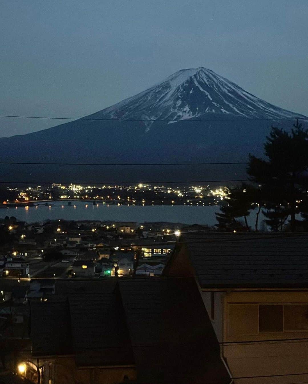 蘇心甯さんのインスタグラム写真 - (蘇心甯Instagram)「來日本這麼多次 卻是第一次到富士山旅行🗻 既然要來了，當然要選一間風景好 在房間就能看見美美富士山的住宿 很開心來 #嶺乃華 奢華露營渡假村體驗  第一次嘗試露營的我很開心挑戰成功 這邊有提供超級豐盛的BBQ晚餐 還有彩色的營火和美麗的夜景 這個夜晚我們體驗了不一樣的日本🇯🇵 風景好、空氣好、吃得好～心情也好好 尤其是看到富士山那一幕 全女孩都尖叫了（還有人感動到想哭🥲  睡衣 @z.zebra0611 🌸🌸 #lala愛旅行 #富士山住宿 #富士山🗻 #富士山が見える宿 #富士山が綺麗  #嶺乃華 @minenohana  謝謝 @doubletisoppo 媒合」6月5日 12時04分 - lalababy625