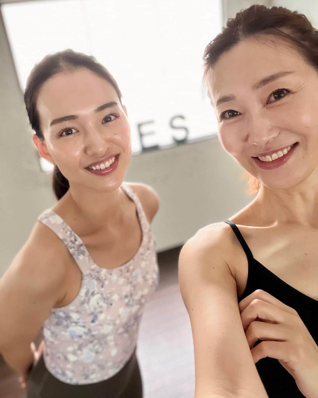 のインスタグラム：「今週のはじまりはヨガから。 モーニングフローヨガ @oshizu0511  ⁡ もぅ、今日の、今の私にちょうどぴったりなレッスンやった〜♡ レッスンが終わった瞬間、 気持ちよすぎた感動を饒舌にお伝えしてしまう程。笑 （もはやアン ミカさんと化す。一緒にレッスンを受けてた方にツッコまれたー笑） ⁡ あ、そうやった！とつい忘れていたことをたくさん思い出していくみたいな、脳も活性化？刺激？アハ体験？きっと学びですね。 大切なことがインプットされていくレッスン…♡ ありがとうございました！☺︎☺︎ ⁡ さ、今週もがんばろうっと。 いってきます。♡ ⁡ ⁡ ⁡ ⁡ ⁡ いつもより早起きして朝の用事を勢いよく済ませて、でもメイクはしないわけにはいかず、、月曜の朝〜♡ #yoga #yogateacher #yogalesson #ヨガ #ヨガジョ #ヨガレッスン #中目黒ヨガ #中目黒 #笑顔 #深呼吸 #プラーナヤーマ #心地よい時間 #自律神経 #美容 #美活 #美活女子 #ほっこり #はんなり #美魔女 #美魔女コンテスト #はんなり美魔女 #梅本理恵 #今日も感謝 #ありがとうございます ☺︎☺︎」