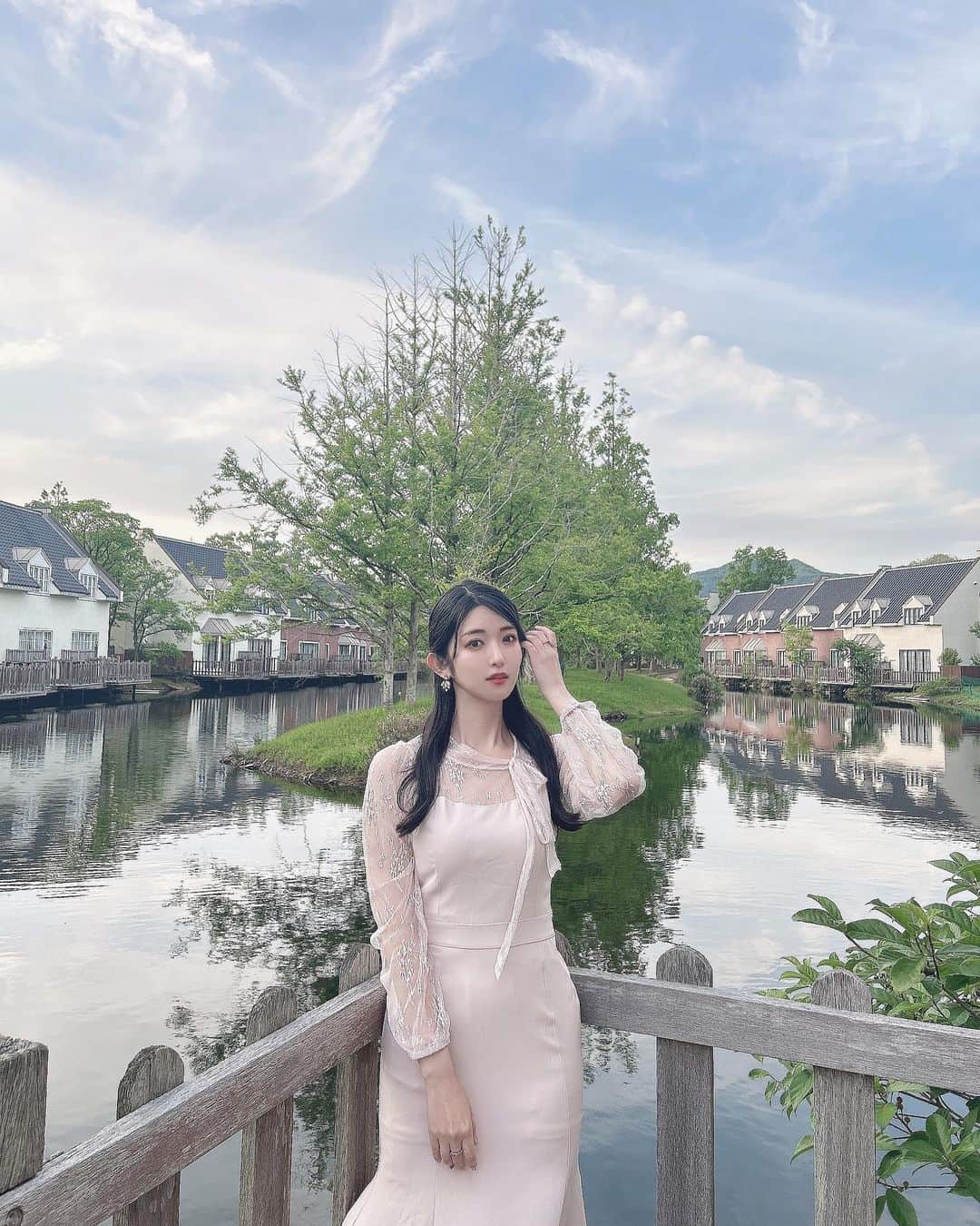 れみぱんのインスタグラム：「泊まったところがすごく綺麗だった🦢 白鳥も空気を読んで写真に写り込んでくれた🦢」