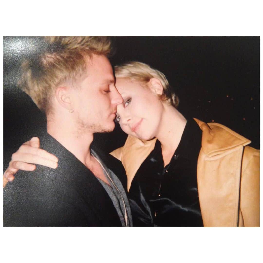 ランドール・スラヴィンのインスタグラム：「Just got sent this old snap of Me and Charlize Theron sometime in the late 90s (Photo by Jauretsi)」